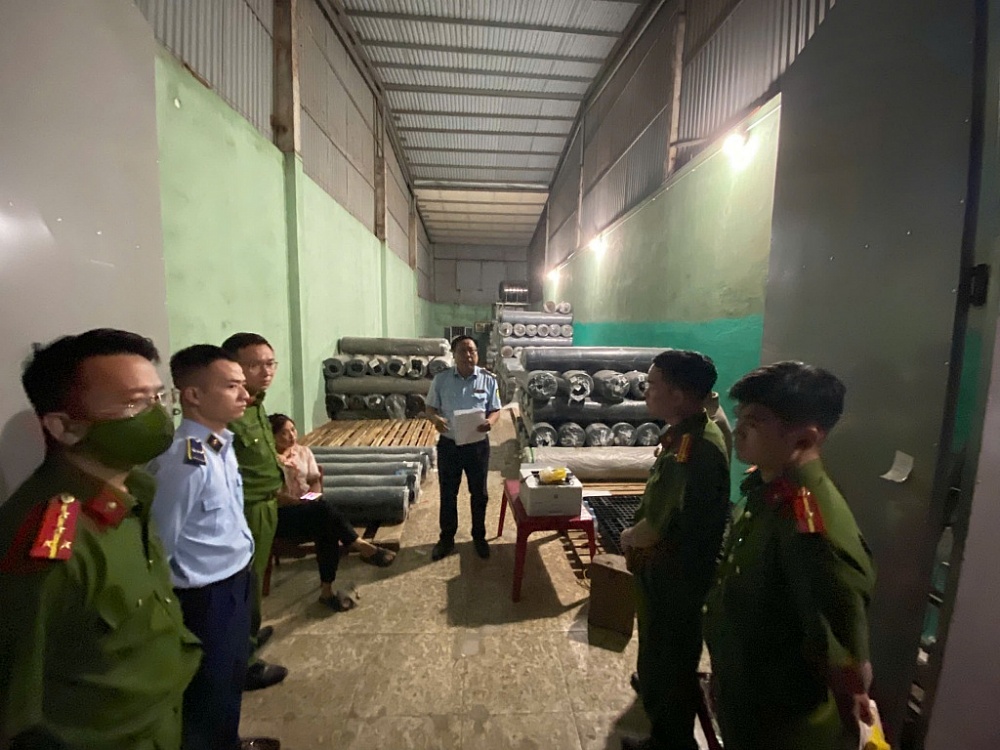 Bắc Ninh Tạm giữ hơn 25 tấn vải may mặc không rõ nguồn gốc xuất xứ 