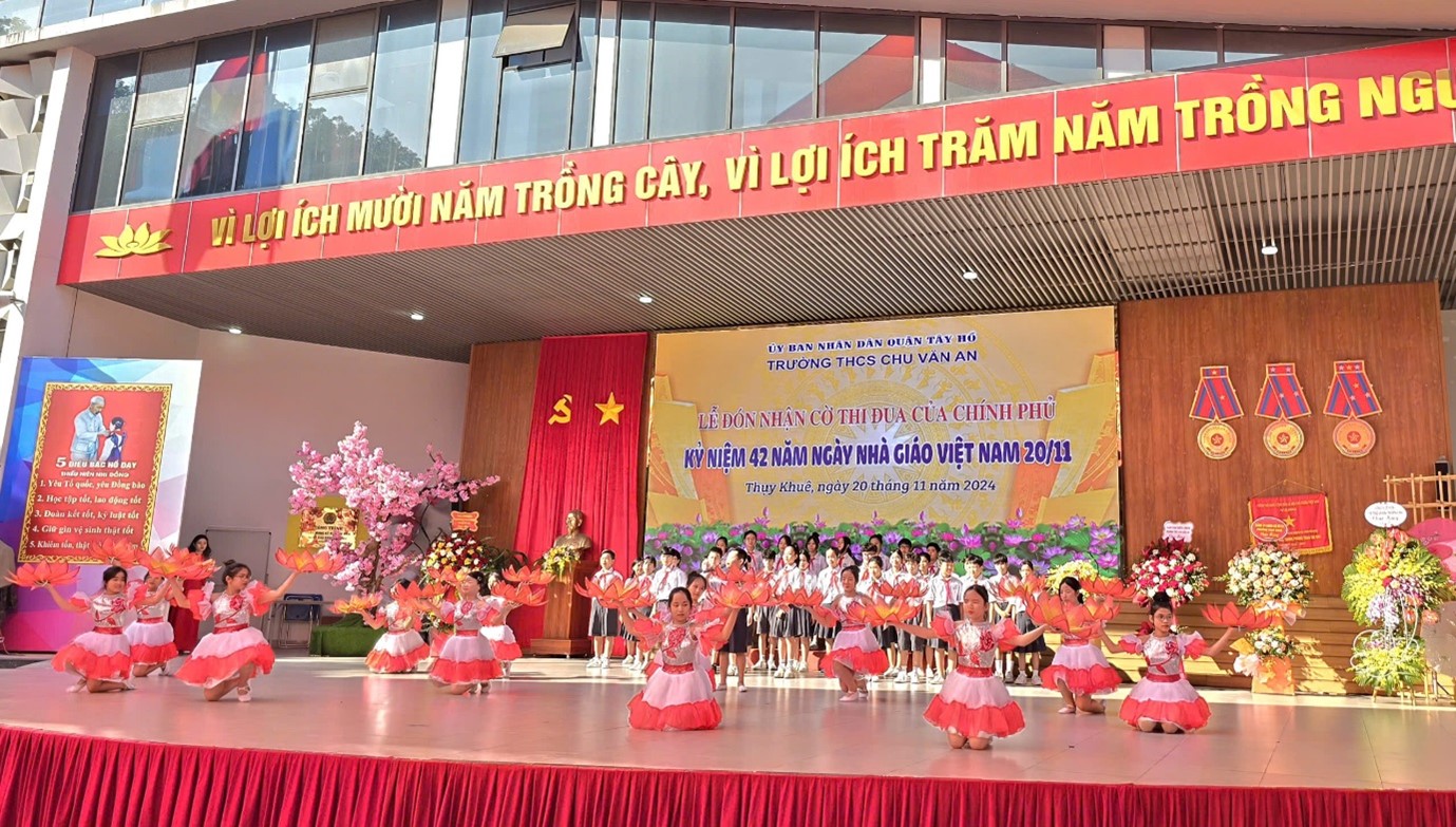 Trường THCS Chu Văn An đón nhận Cờ thi đua của Chính phủ