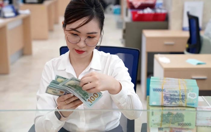 Ngân hàng đua nhau tăng lãi suất tiền gửi do tín dụng tăng nhanh hơn huy động