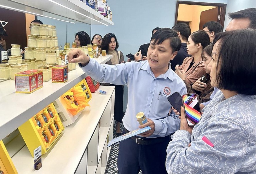 Trưng bày hàng trăm sản phẩm giúp người tiêu dùng hiểu hàng thật – tránh hàng giả