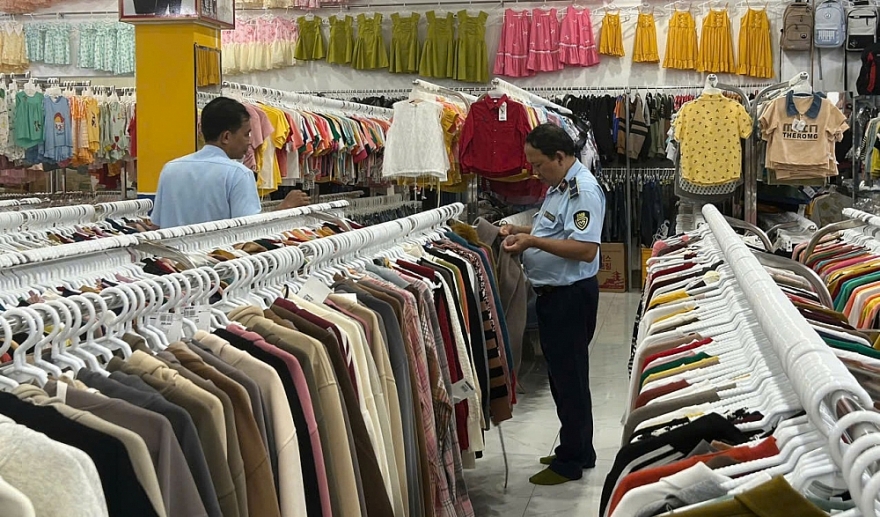 Vĩnh Long xử phạt cơ sở kinh doanh quần áo, giày dép có dấu hiệu giả mạo nhãn hiệu