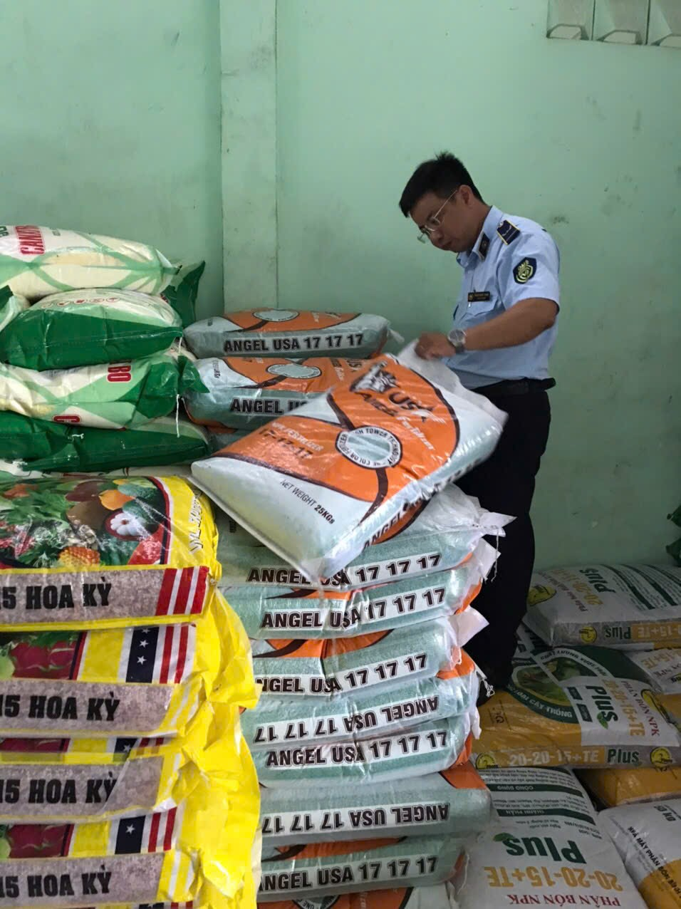 Đồng Tháp phát hiện cơ sở kinh doanh phân bón giả mạo bao bì và vi phạm nhãn hàng hóa