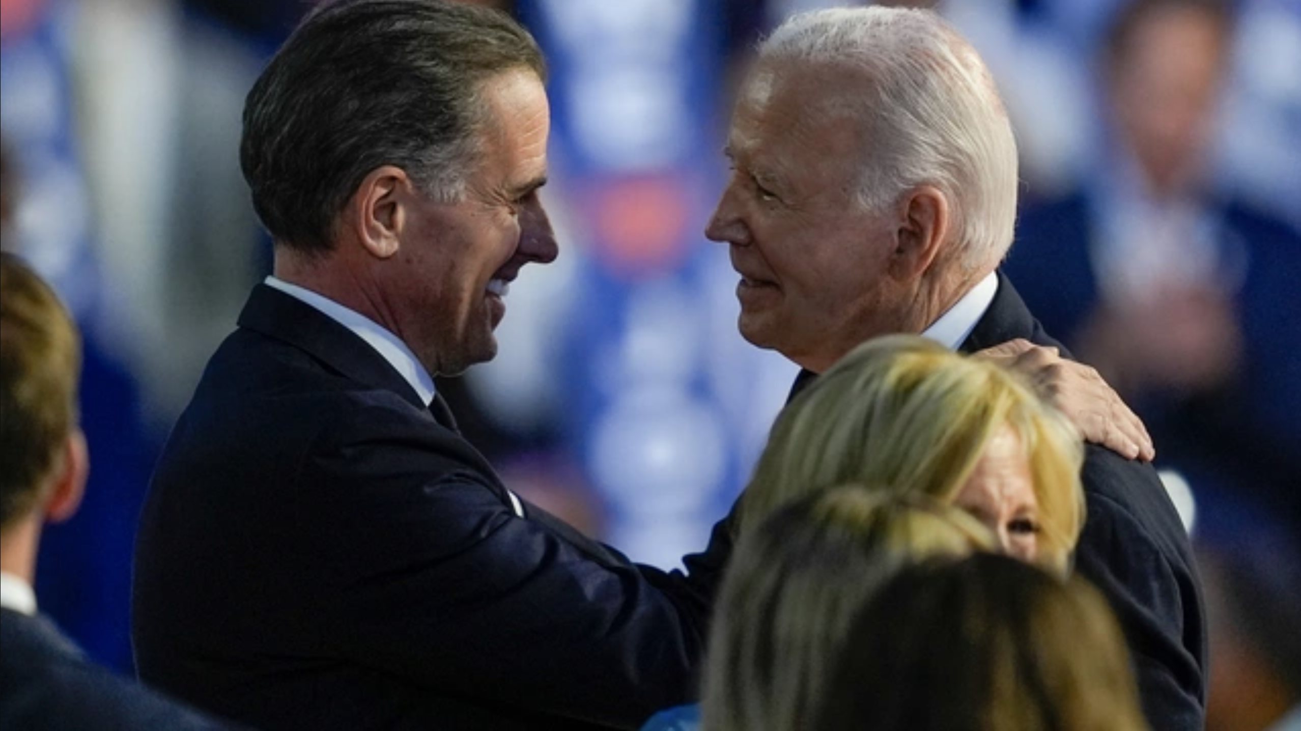 Tổng thống Joe Biden ân xá cho con trai