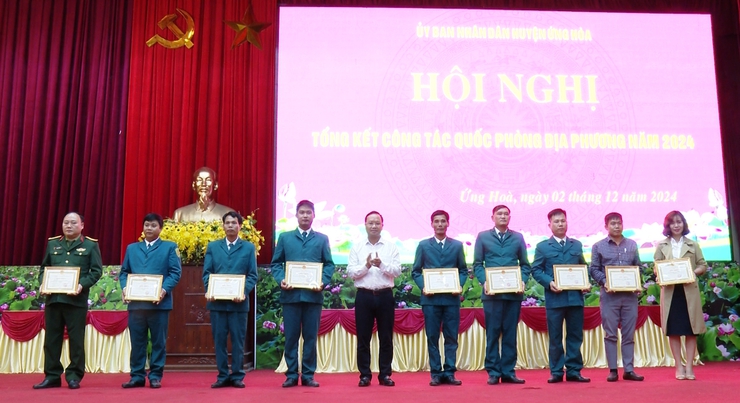 Huyện Ứng Hoà khen thưởng 27 tập thể, cá nhân có thành tích xuất sắc trong thực hiện nhiệm vụ Quân sự Quốc phòng địa phương năm 2024
