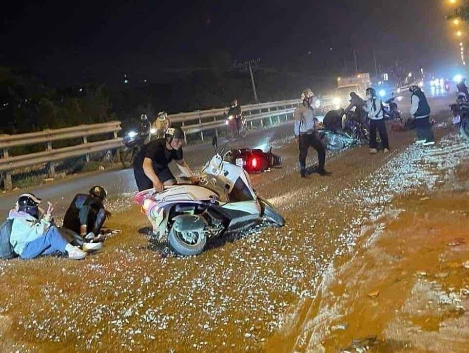 Hà Nội Xử phạt nhà thầu thi công ẩu khiến xe máy đổ hàng loạt trên QL1A