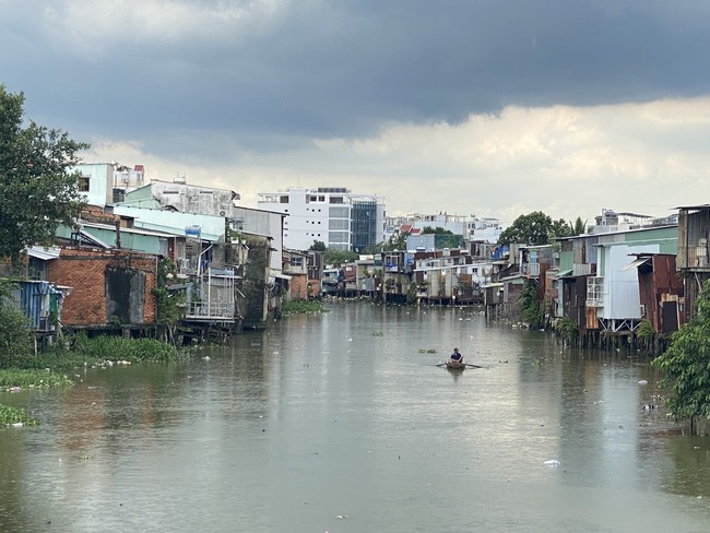 Chỉnh trang đô thị gắn với di dời, bố trí nhà tái định cư cho các hộ dân ven kênh, rạch ở Quận 8