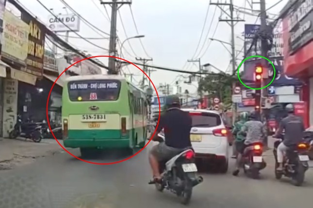 Tước giấy phép lái xe, đình chỉ 2 năm tài xế xe buýt vượt đèn đỏ ở TPHCM
