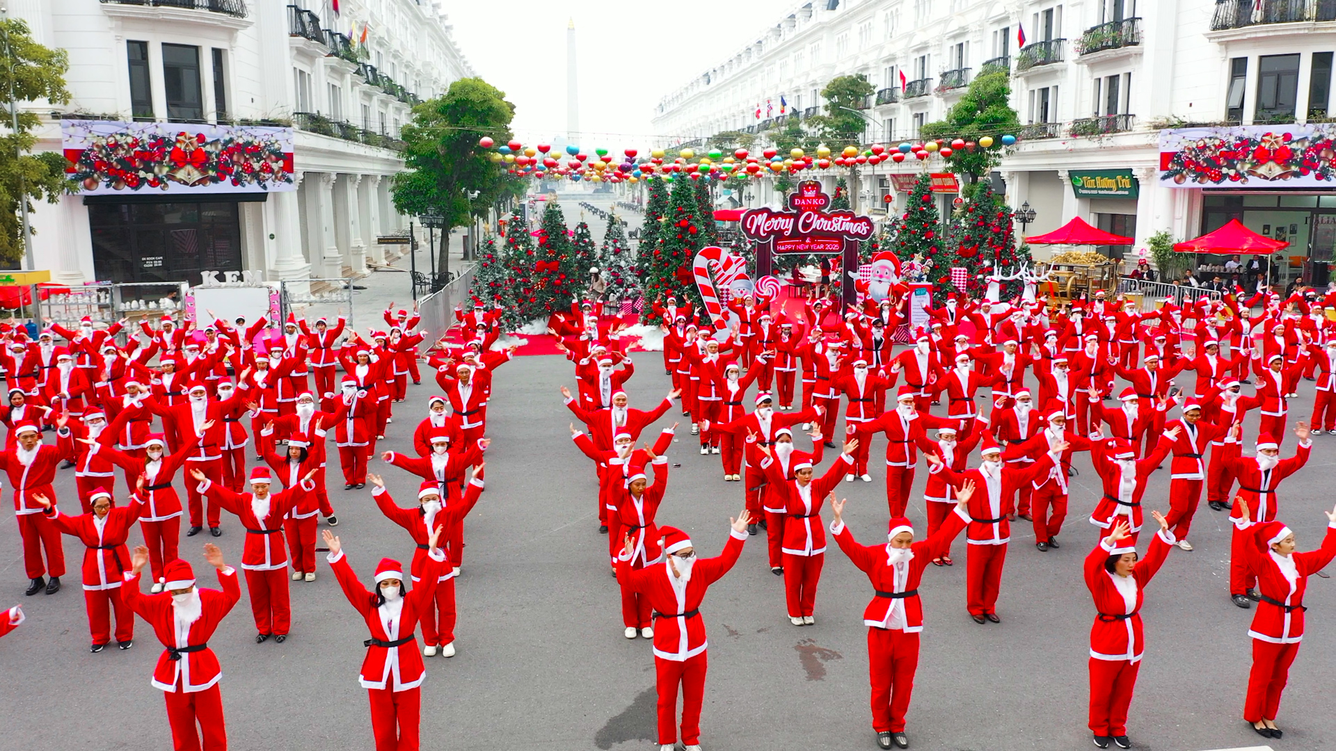 Danko City – Giáng sinh diệu kỳ với 300 ông già Noel