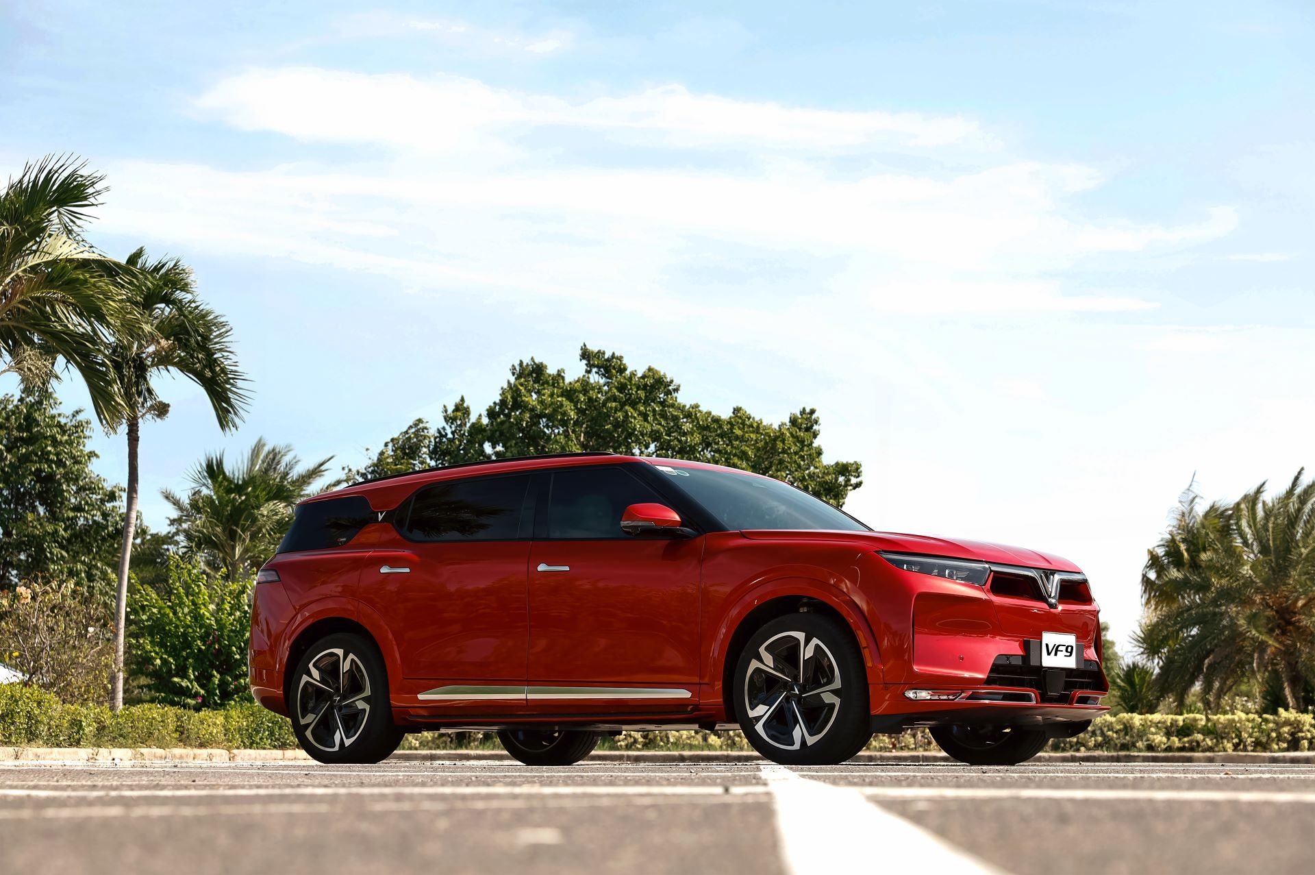  VinFast VF 9 tăng sức hút dịp cuối năm nhờ loạt ưu đãi lên đời “xe sang, giá tốt”