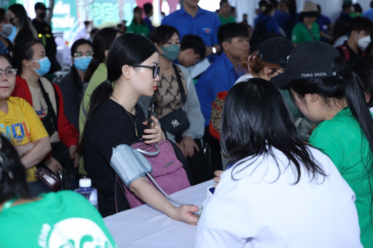 Hơn 3.000 người khám sức khỏe tổng quát miễn phí tại TP.HCM