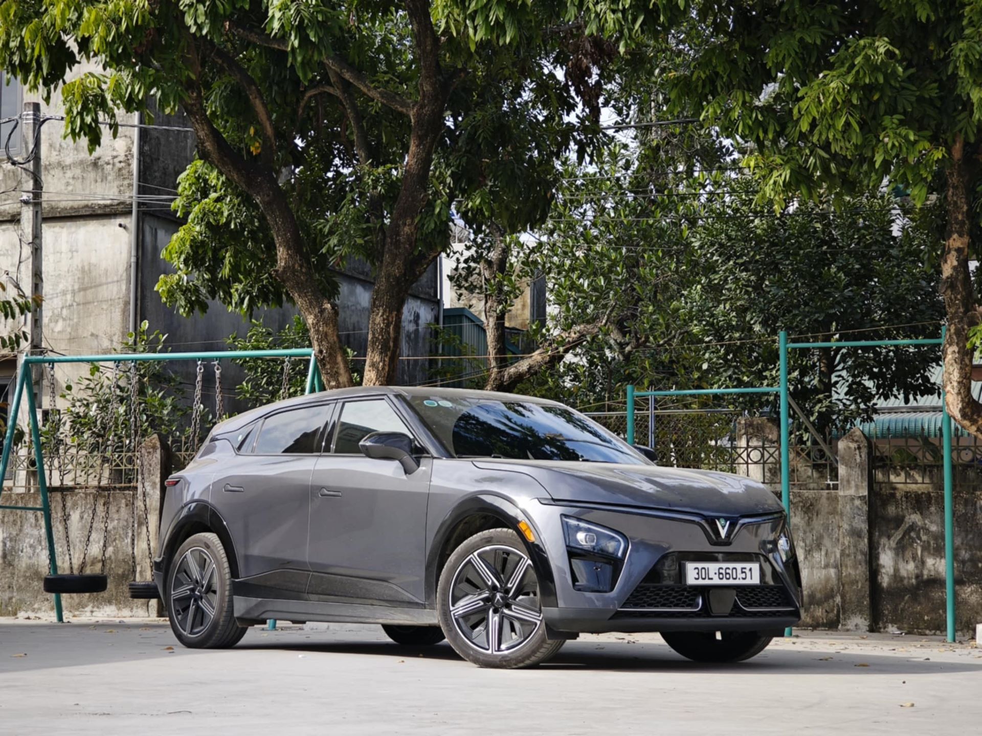 “Lên đời” VinFast VF 7, chủ xe chia sẻ “Thiết kế càng ngắm càng say đắm, đặc biệt thích trần kính”