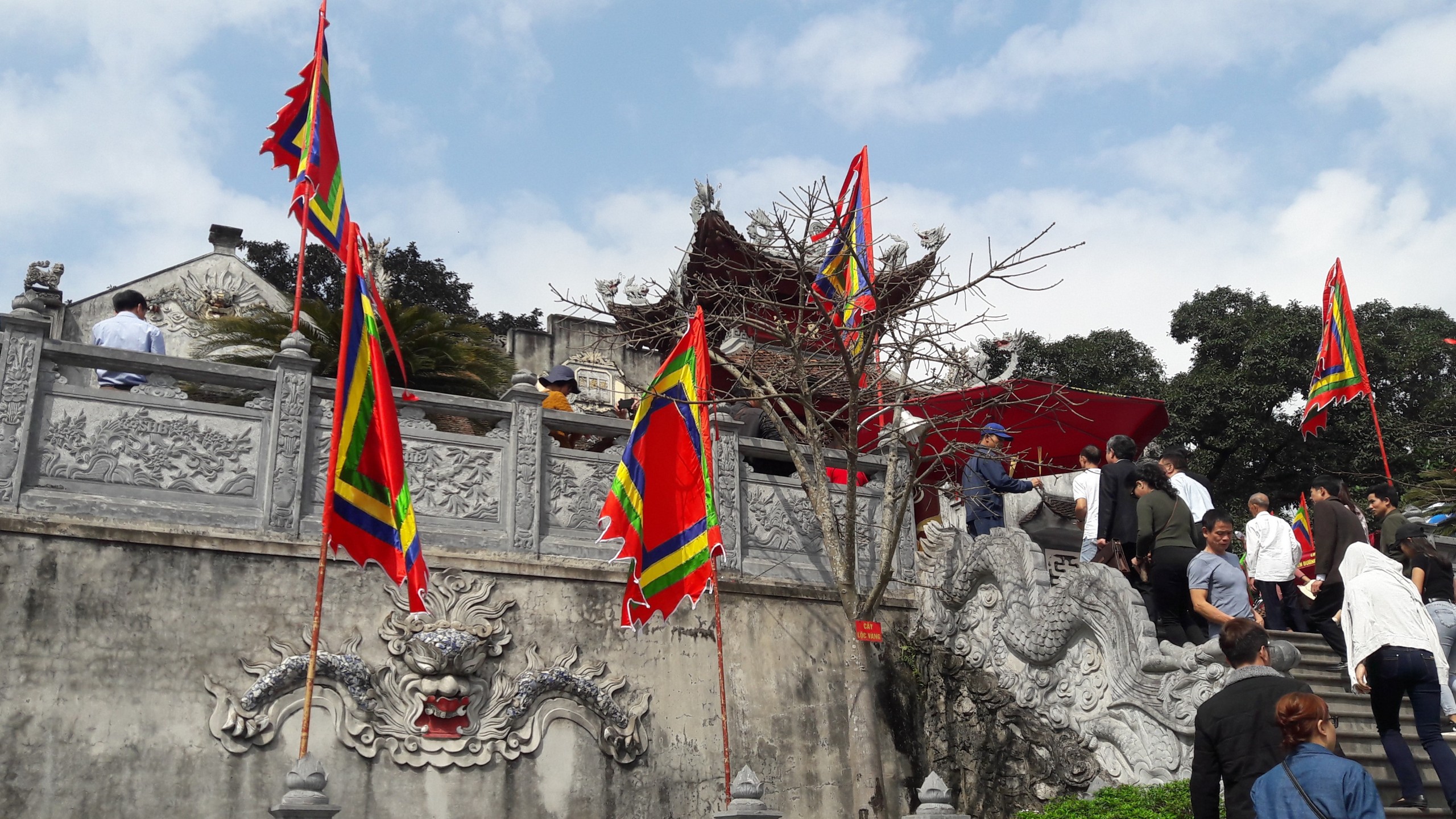 Không sử dụng ngân sách, phương tiện, tài sản công trái quy định cho hoạt động lễ hội, vui chơi