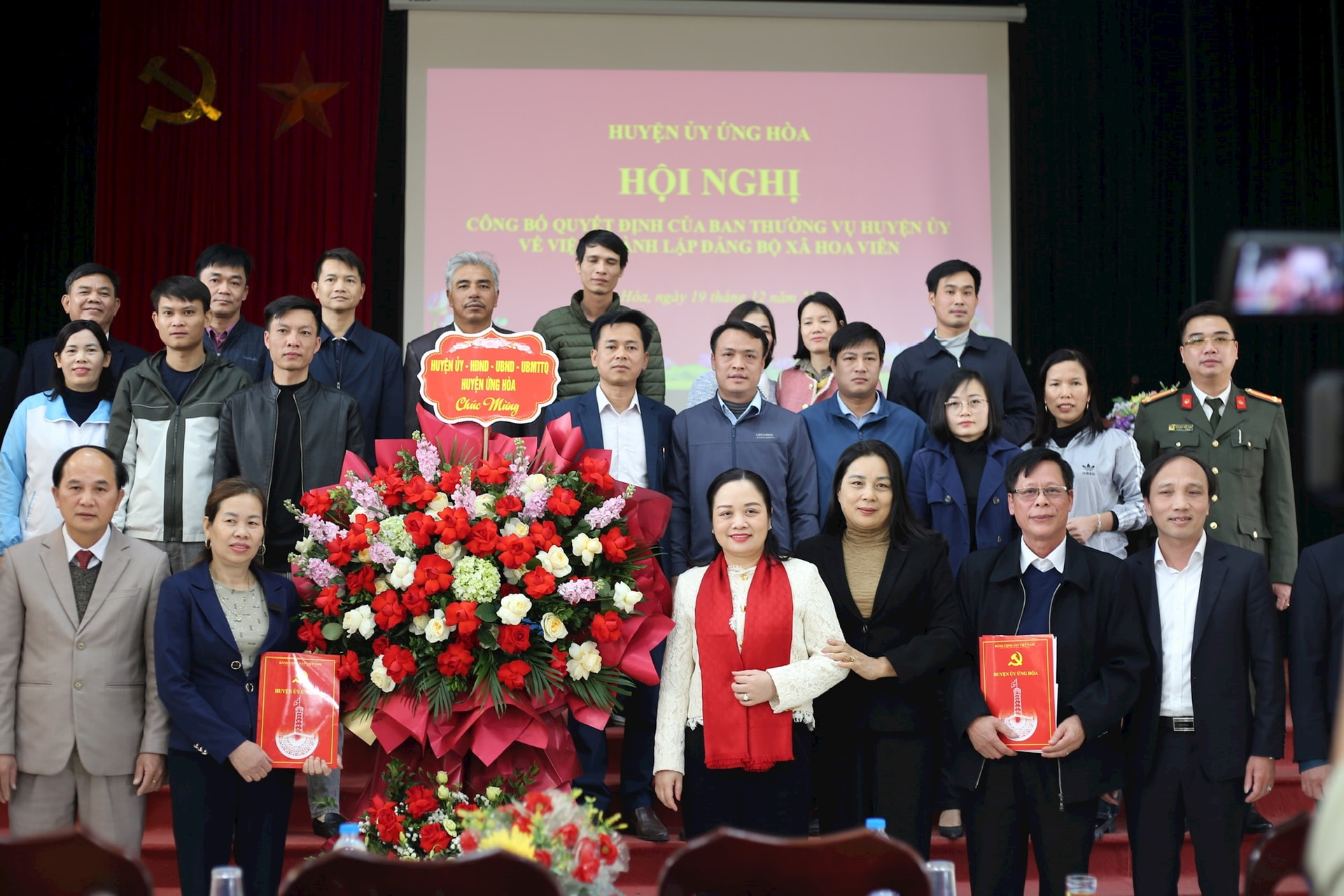 Huyện ủy Ứng Hòa trao quyết định thành lập 5 Đảng bộ các xã sau sáp nhập địa giới hành chính