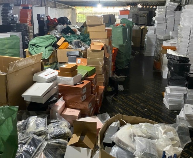Hà Nội Phát hiện cơ sở kinh doanh hàng nghìn sản phẩm có dấu hiệu giả mạo thương hiệu nổi tiếng