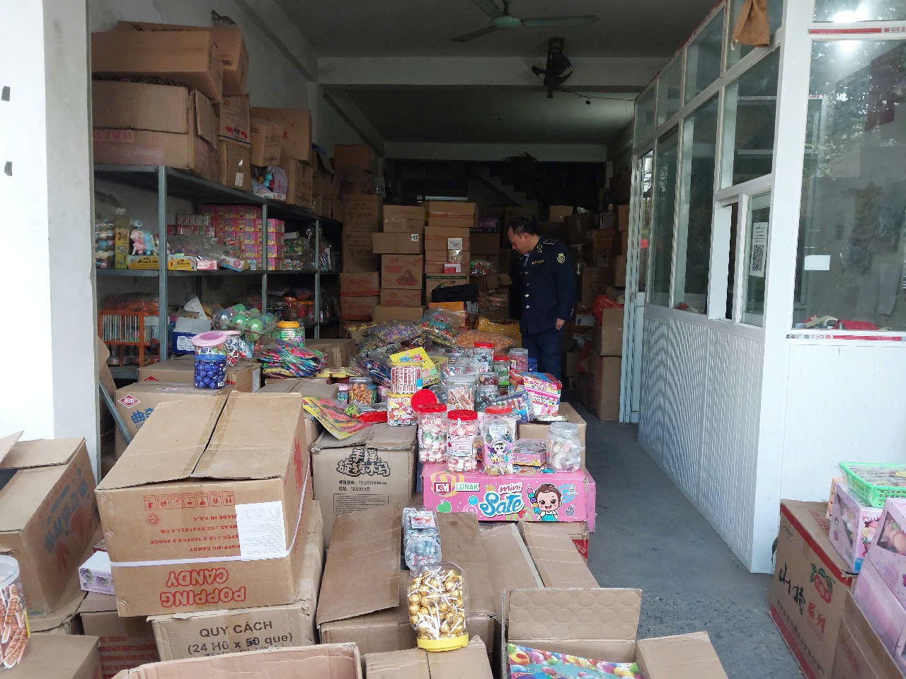 Liên tiếp phát hiện các vụ việc kinh doanh hàng hóa là thực phẩm có dấu hiệu nhập lậu