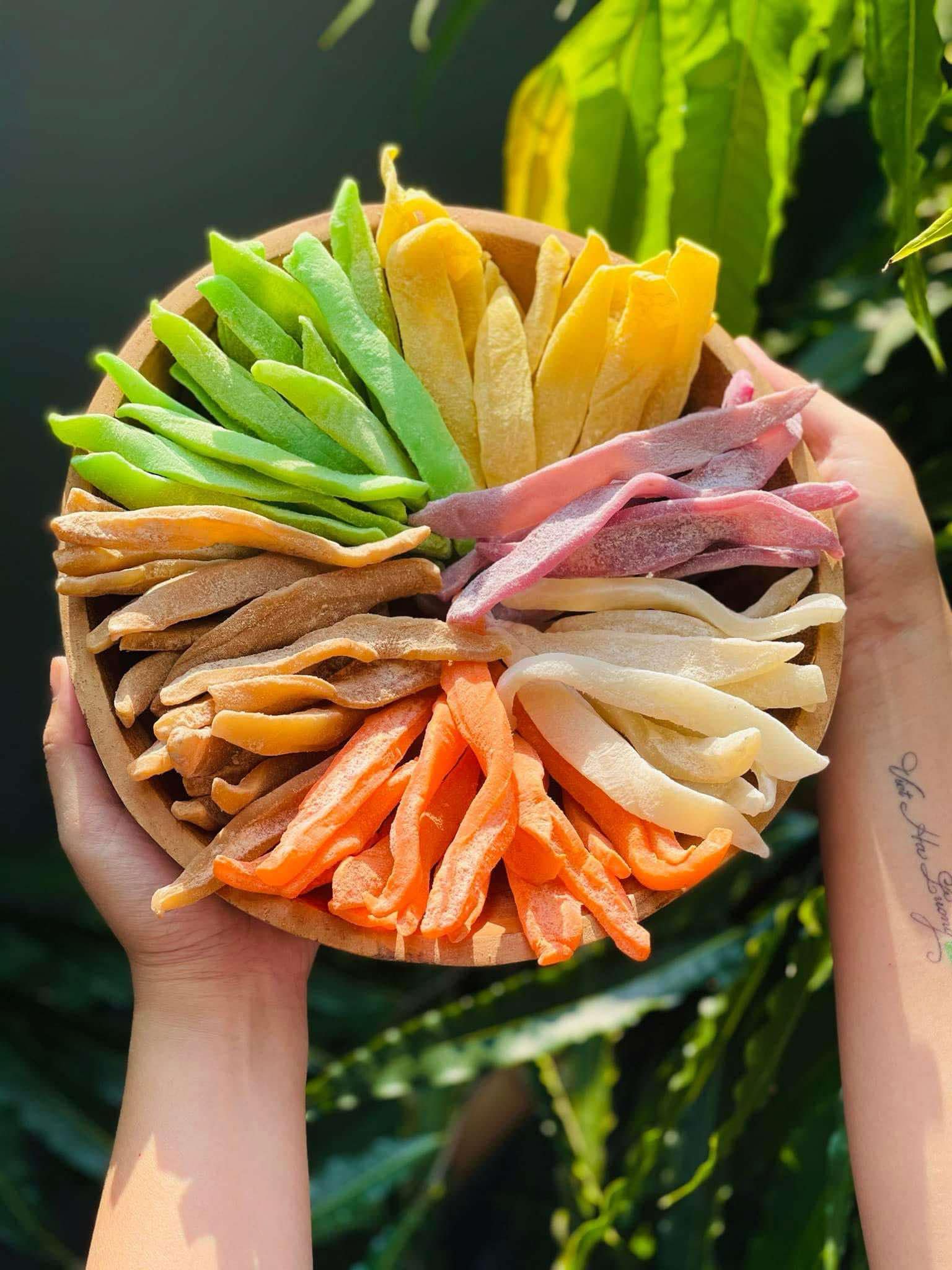 Thực phẩm nhà làm rao bán tràn lan dịp cận Tết