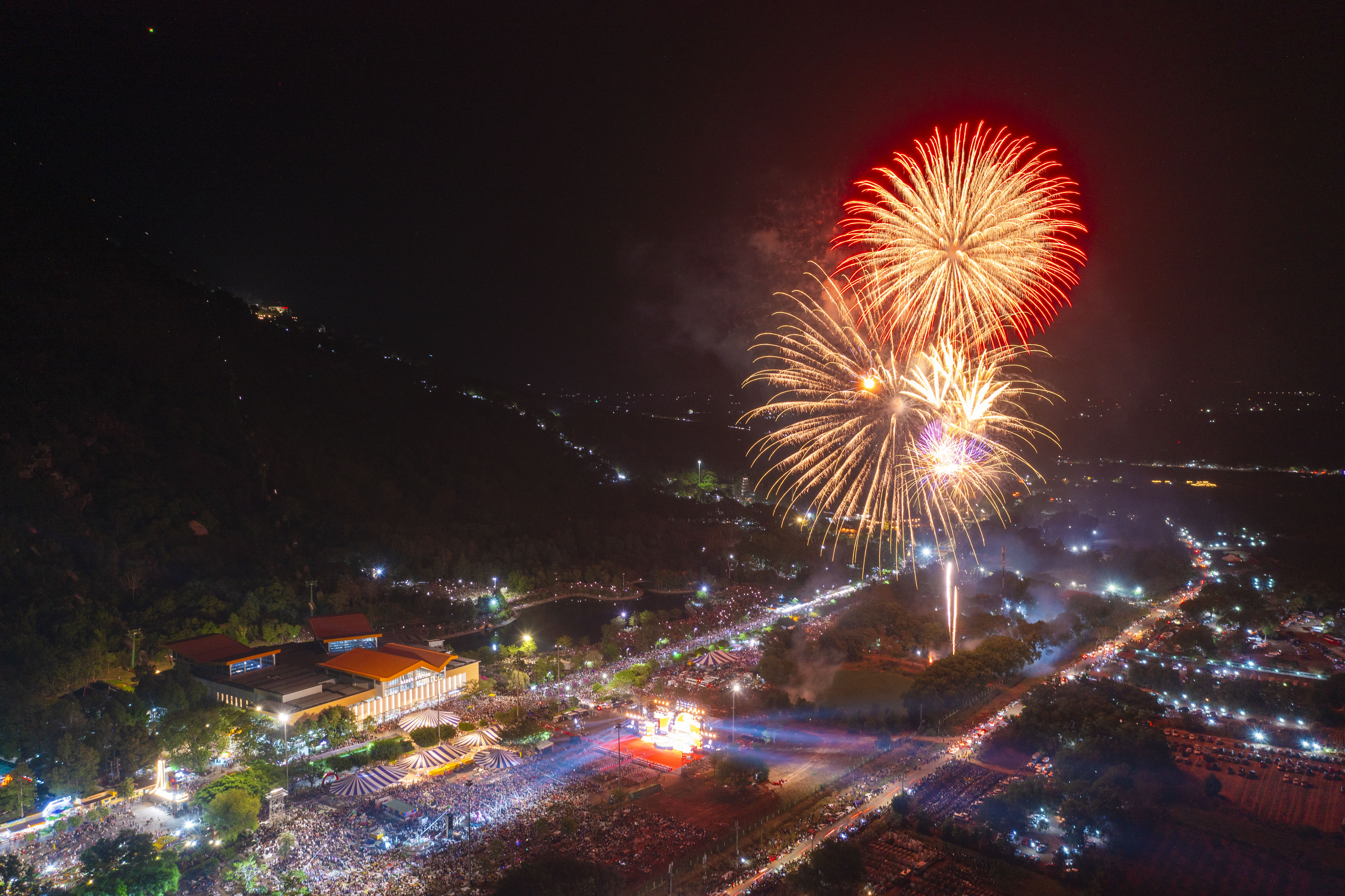 Ngày 3112, đến núi Bà Đen xem bắn pháo hoa chào năm mới và mua đồ ăn bằng lá