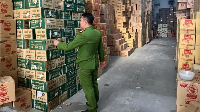 Hà Nội Thu giữ gần 1 tấn bánh, kẹo không rõ nguồn gốc