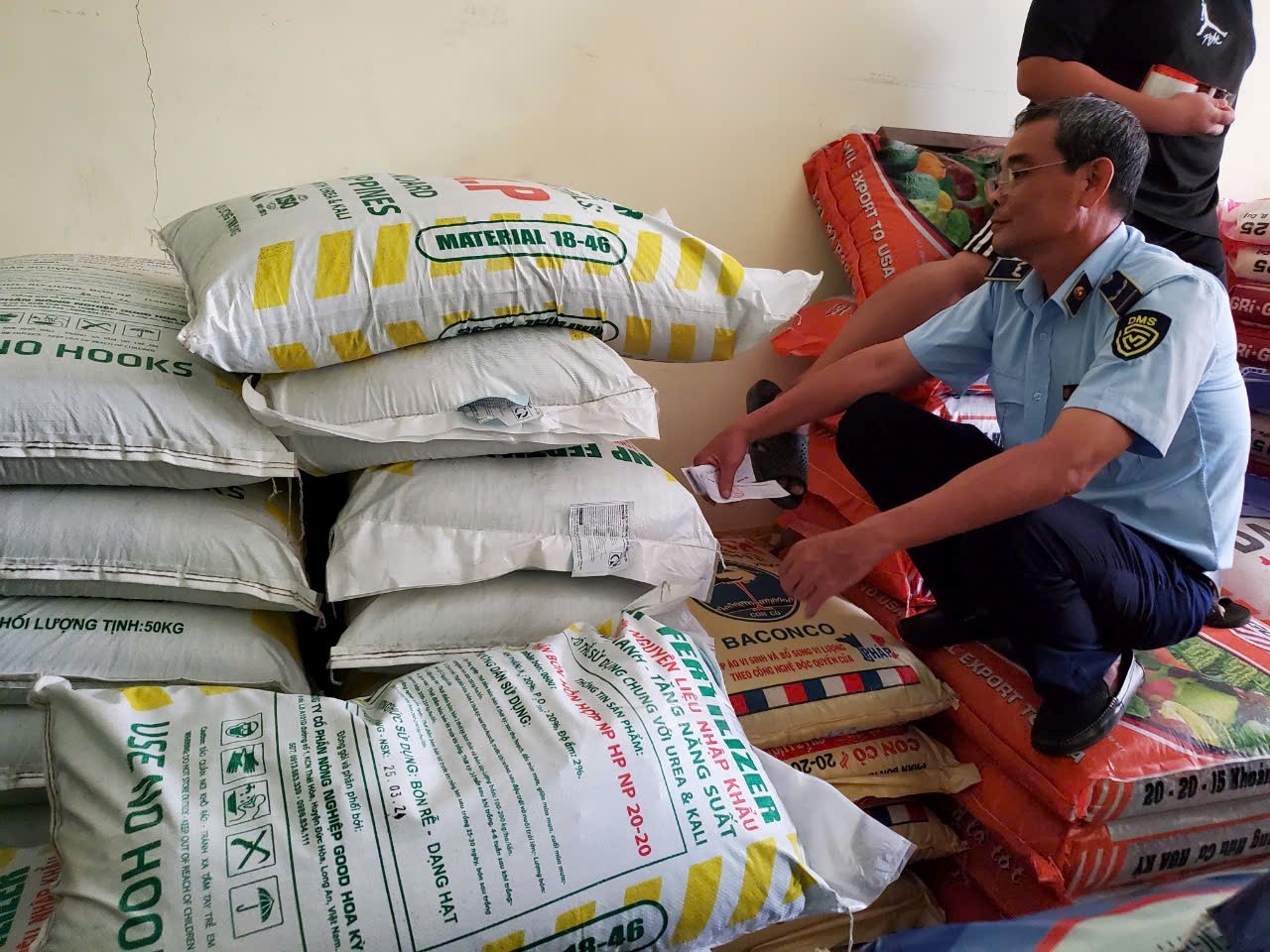 Đồng Tháp Phát hiện gần 1,5 tấn phân bón vi phạm nhãn hàng hóa
