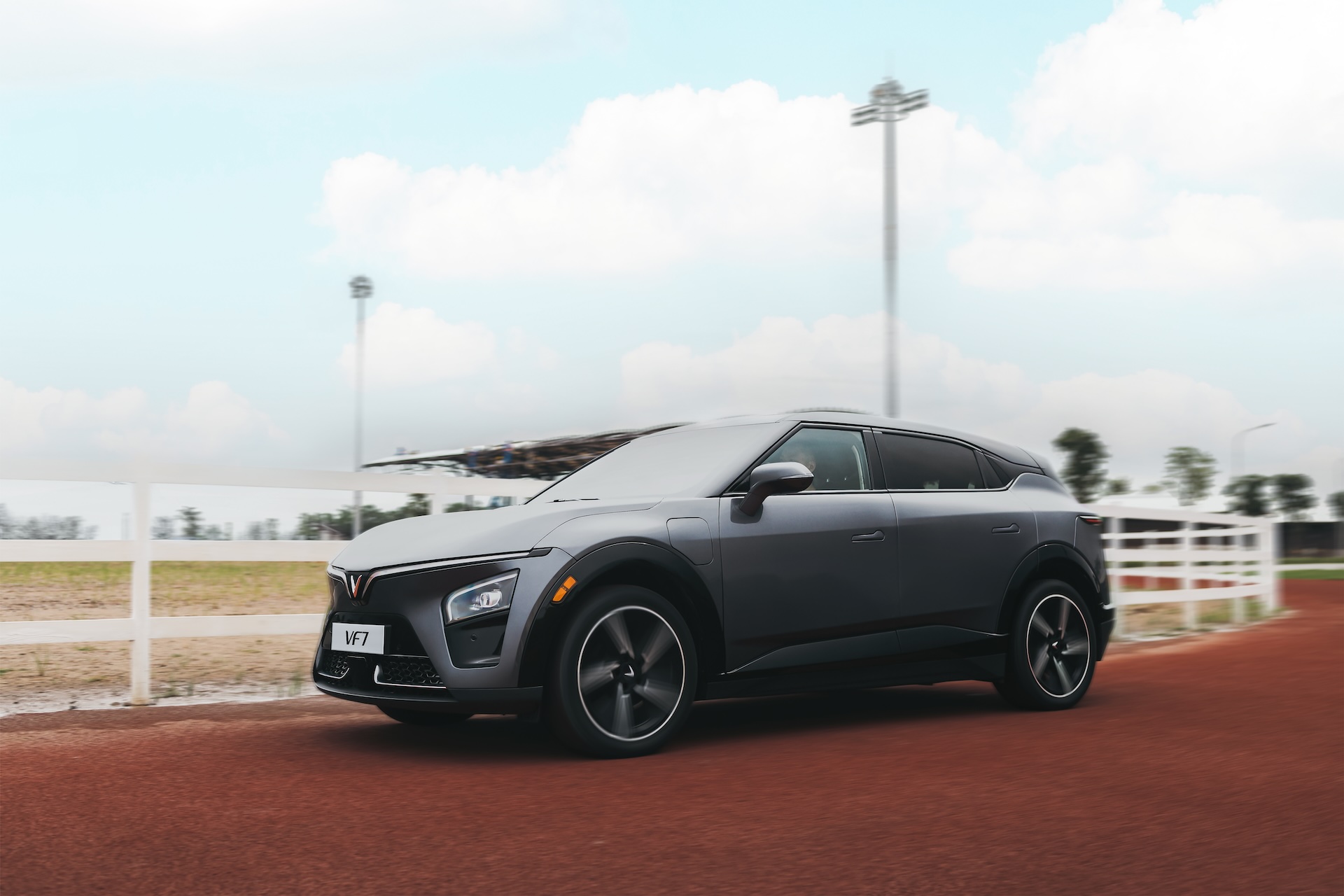 Chuyển từ xe xăng sang VF 7, chủ xe giật mình với khả năng tăng tốc như xe thể thao vài tỷ đồng