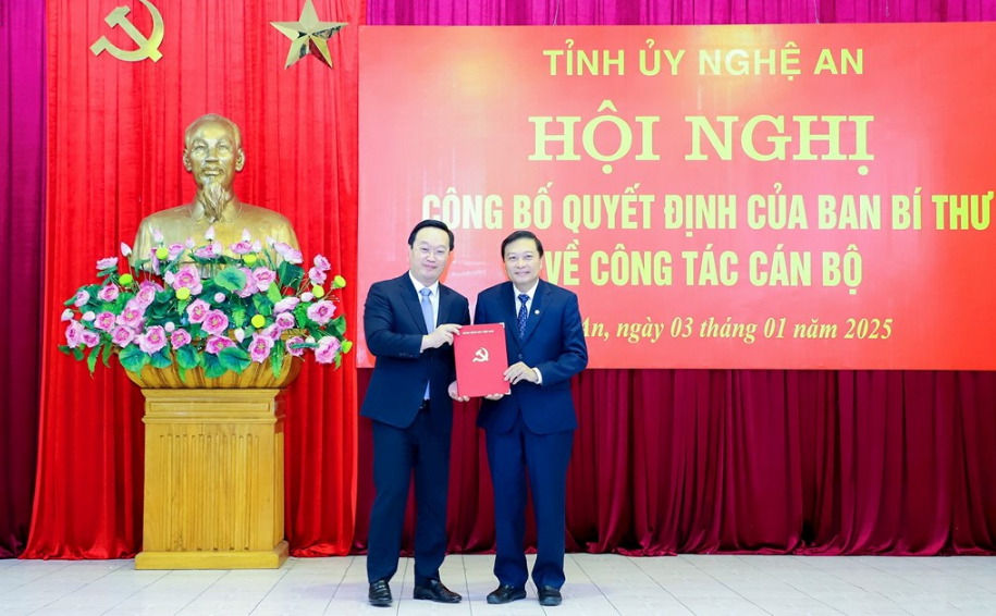 Công bố và trao Quyết định của Ban Bí thư chuẩn y Phó Bí thư Tỉnh uỷ Nghệ An