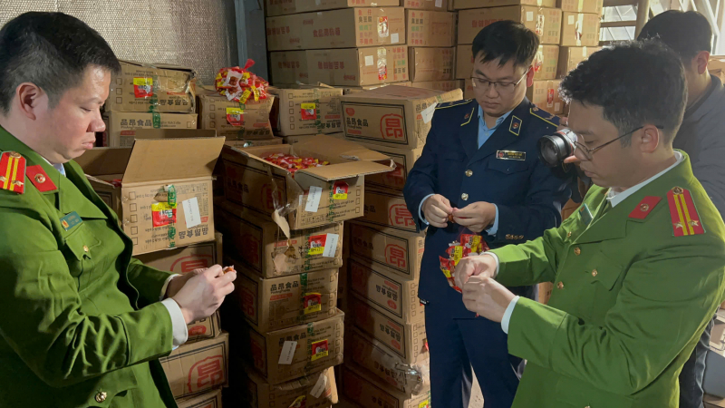 Hà Nội Phát hiện 14 tấn xúc xích, bánh kẹo, thịt bò khô không rõ nguồn gốc