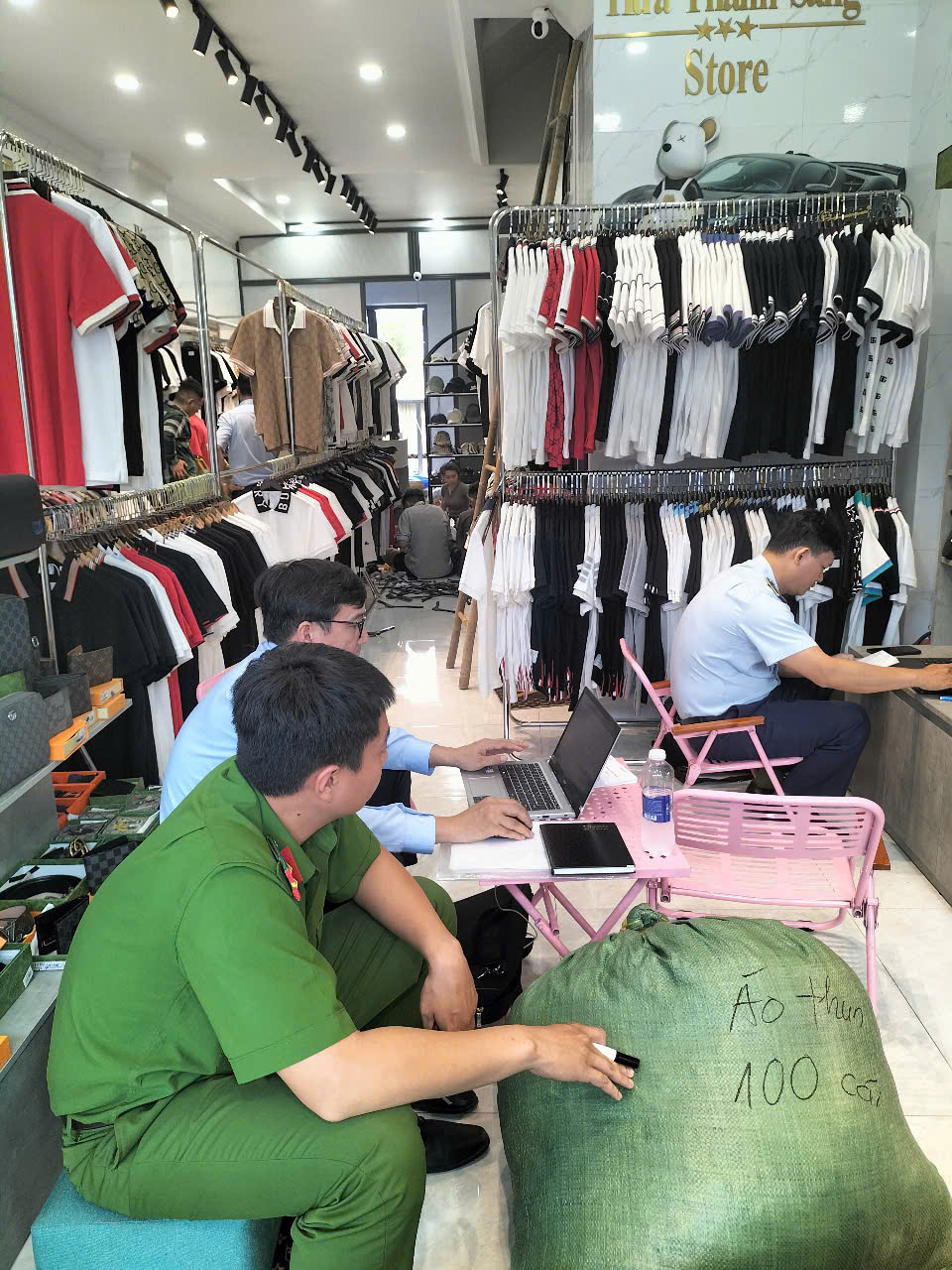 Long An Tạm giữ lượng lớn quần áo không rõ nguồn gốc, xuất xứ