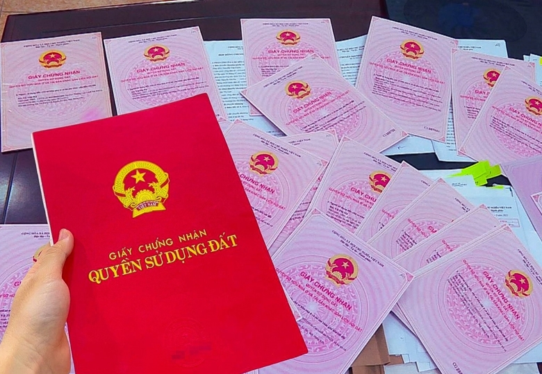 Lừa đảo bằng sổ đỏ giả Nữ kế toán phường ở Hà Nội chiếm đoạt 8 tỷ đồng