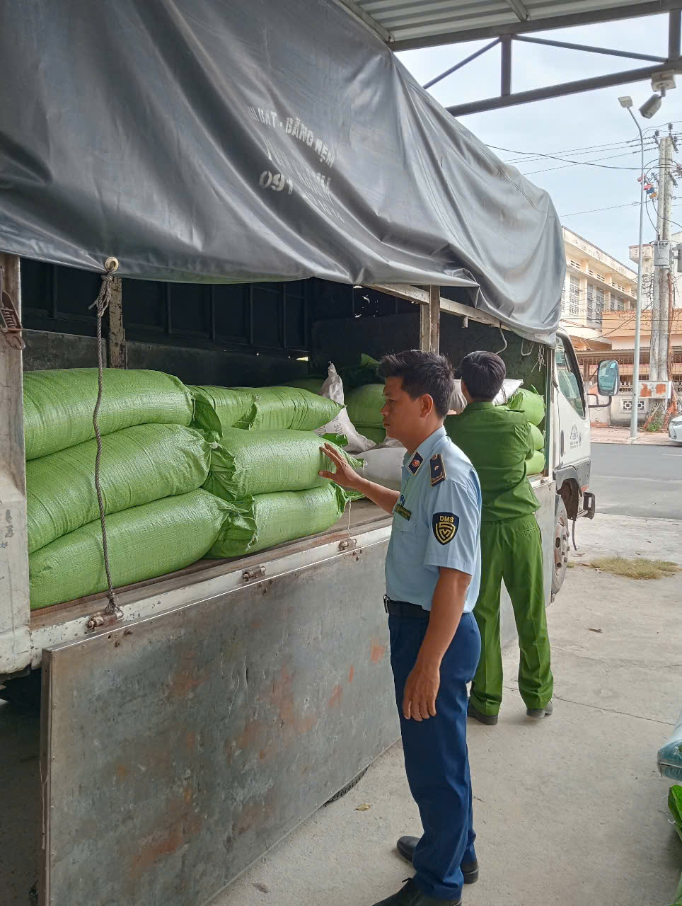 Tây Ninh Phát hiện gần 3.500 kg phân bón không rõ nguồn gốc xuất xứ đang trên đường tiêu thụ