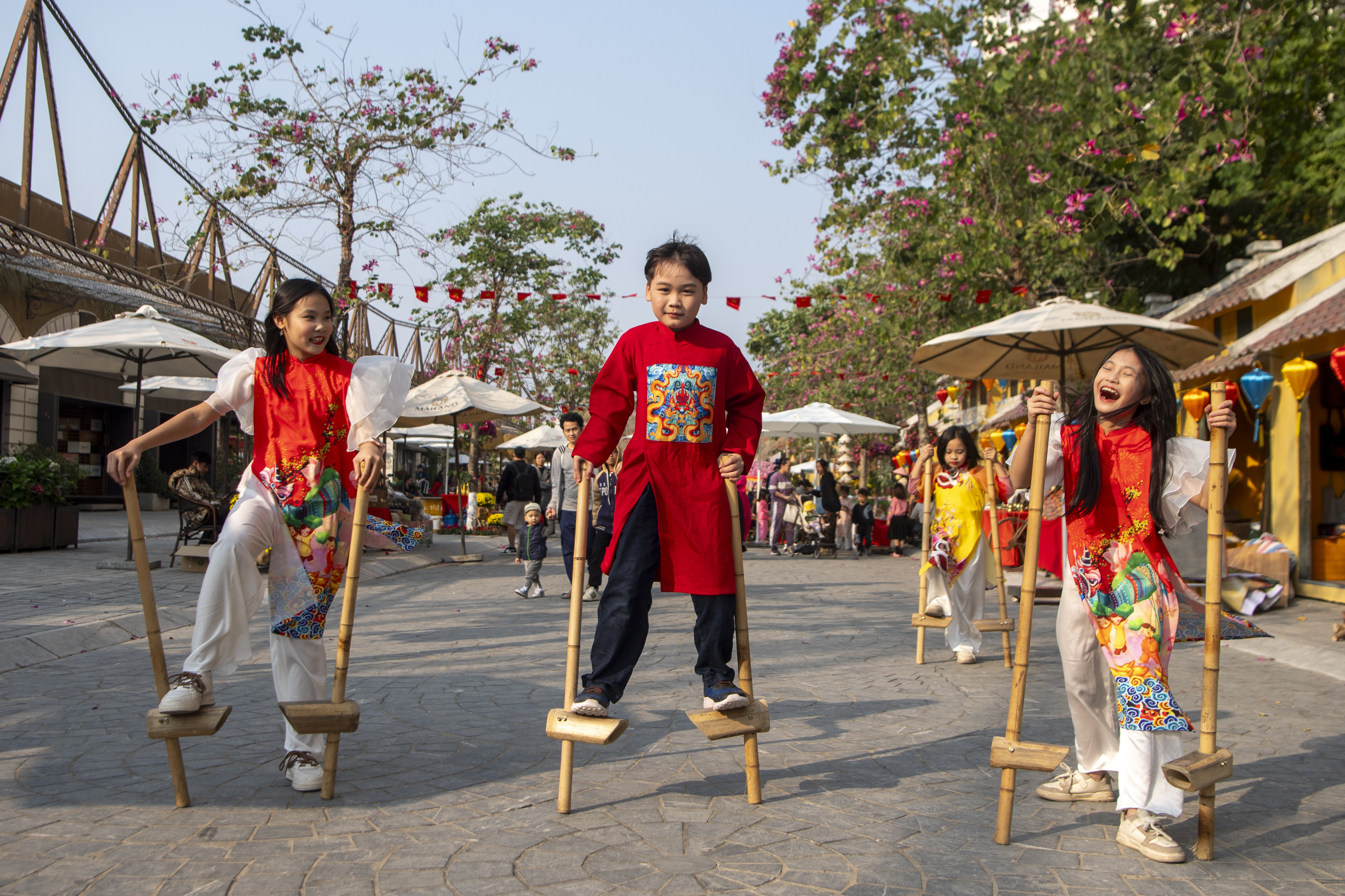 Trẻ em vui Tết cổ truyền tại lễ hội Home Hanoi Xuan 2025