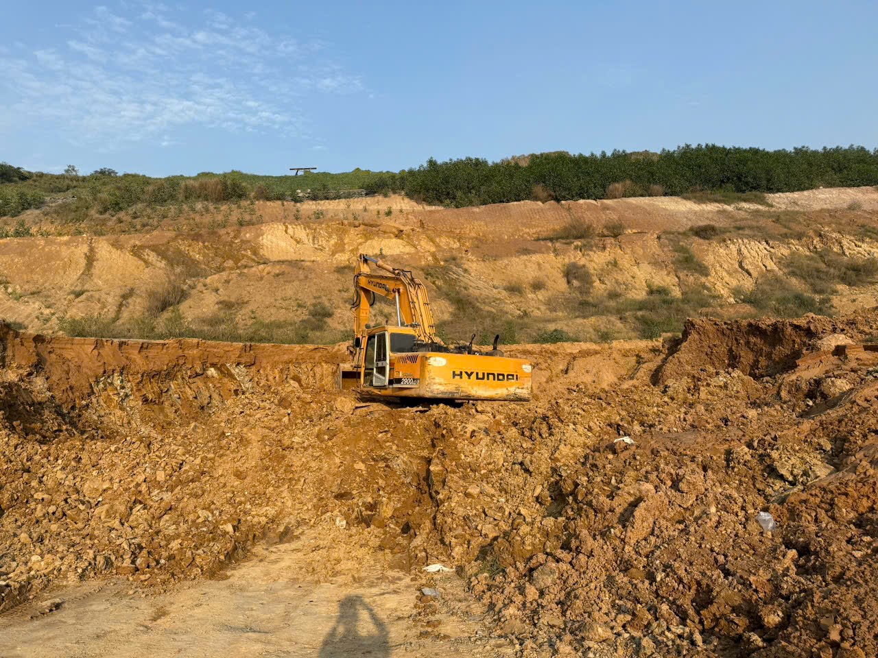 Khởi tố vụ án hình sự một công ty khai thác đất sét tại mỏ đá Tân Cang