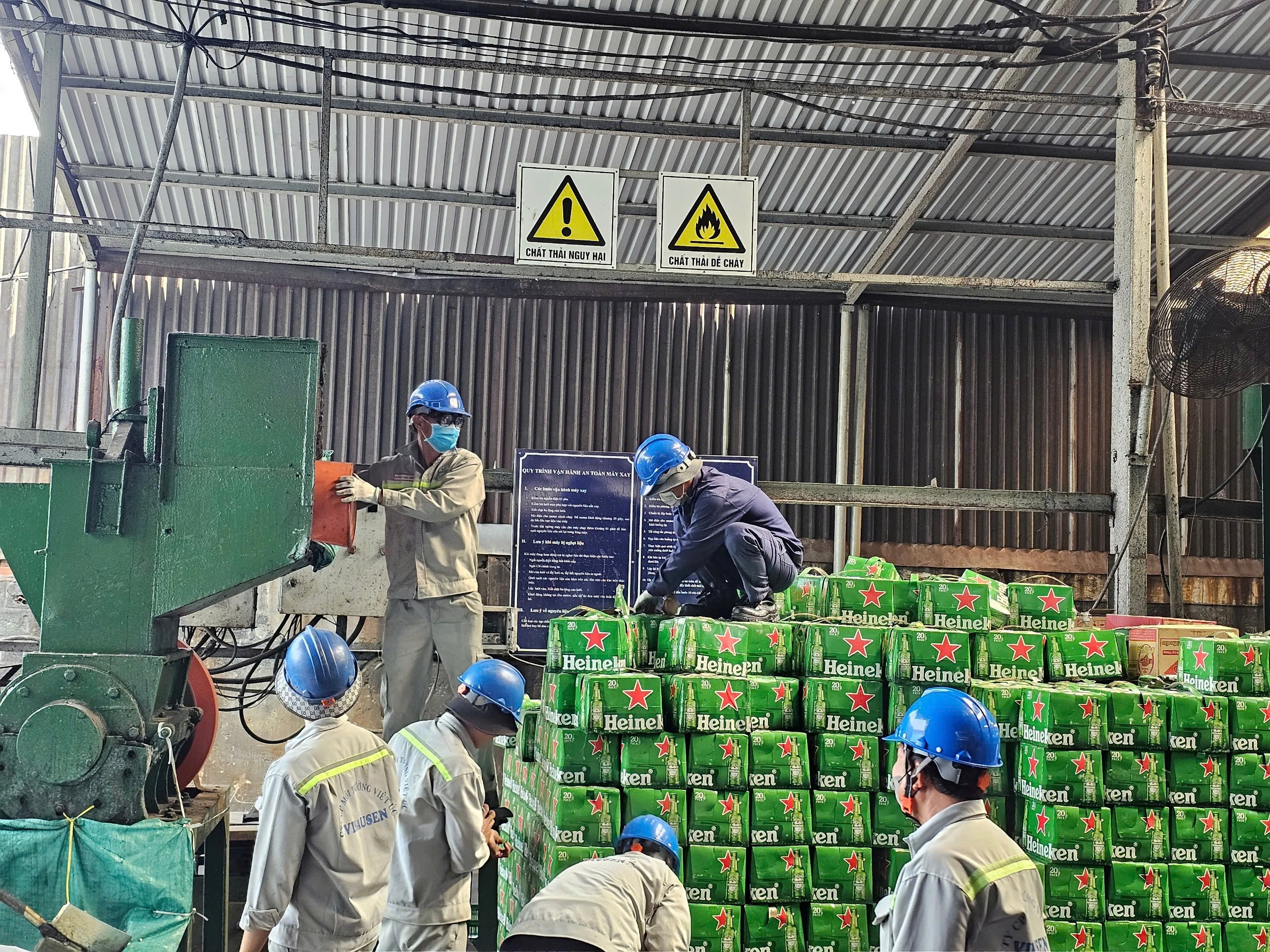 TPHCM tiến hành tiêu hủy 18.168 chai bia Heineken