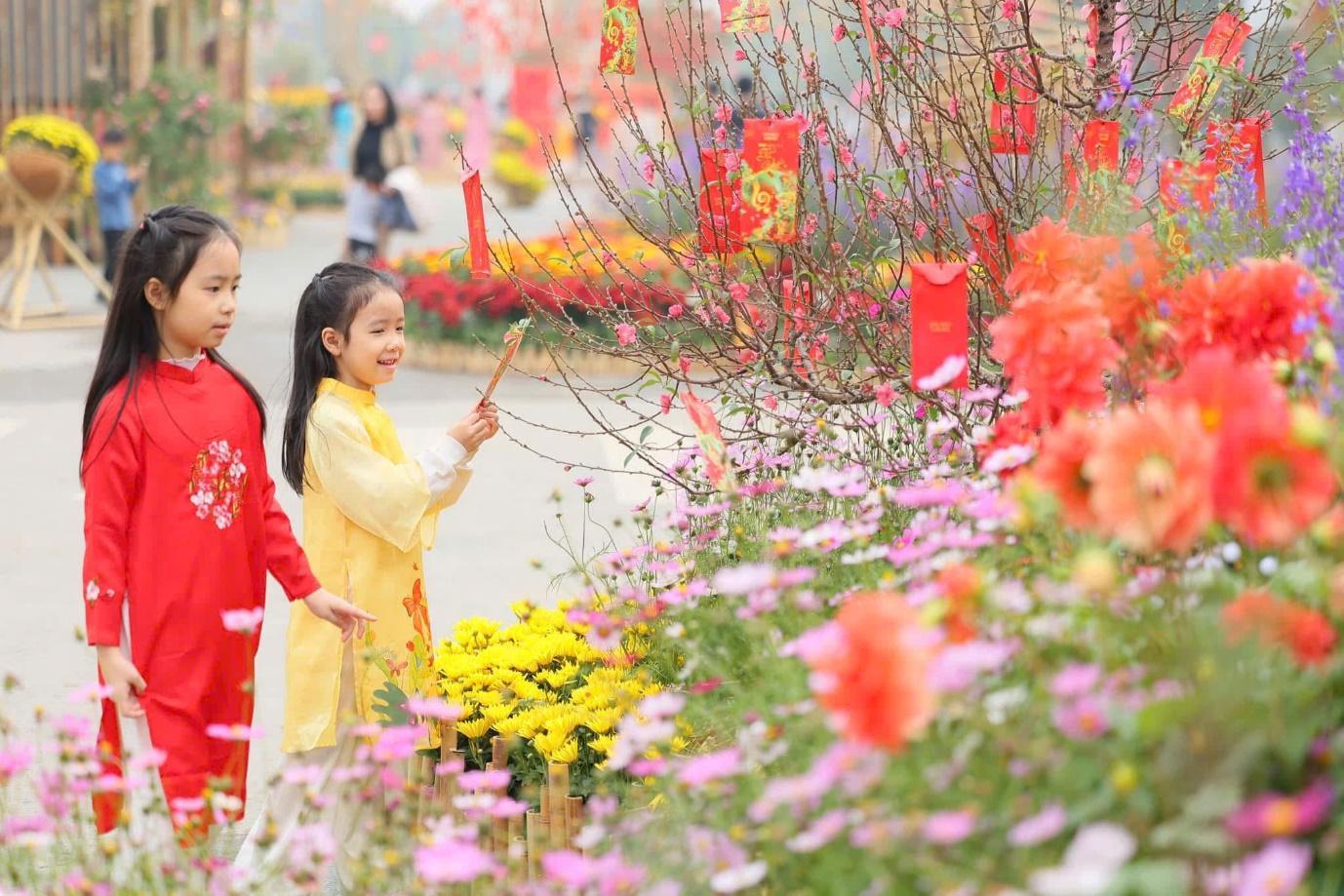 Home Hanoi Xuan 2025 Rộn ràng sắc xuân với tà áo dài truyền thống