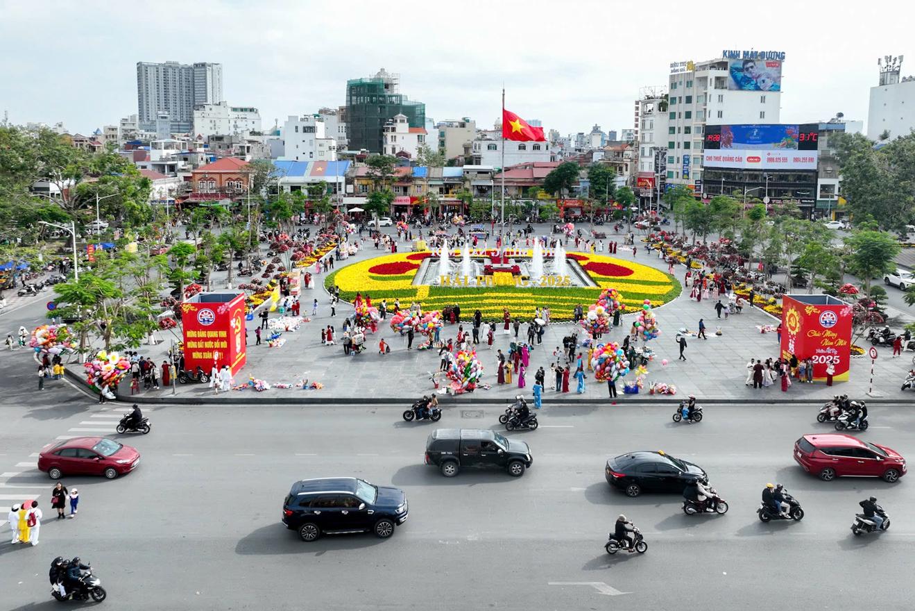 Nhộn nhịp khách du lịch dịp Tết Nguyên đán Ất Tỵ
