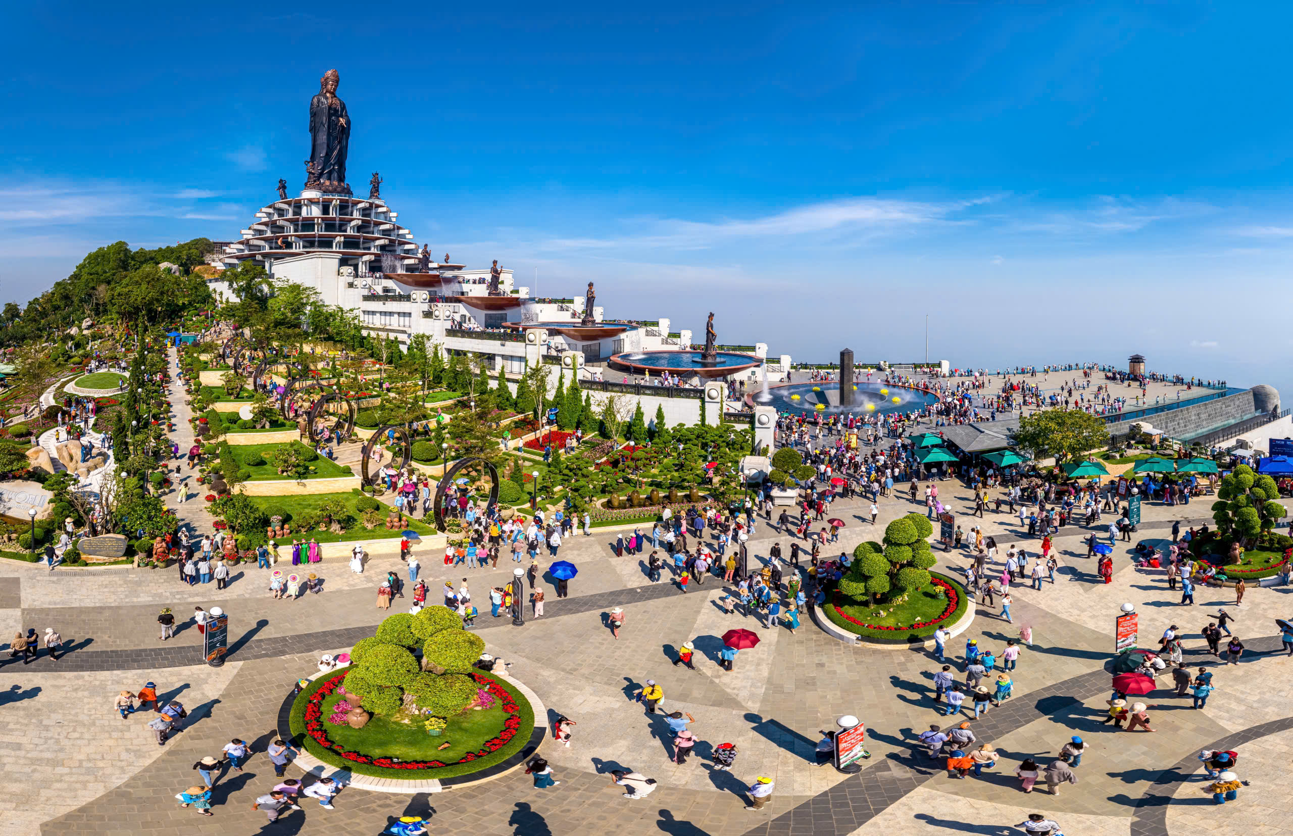 Tổng lực dọn vệ sinh trong đêm, núi Bà Đen lại tươi mới đón khách về Hội xuân 