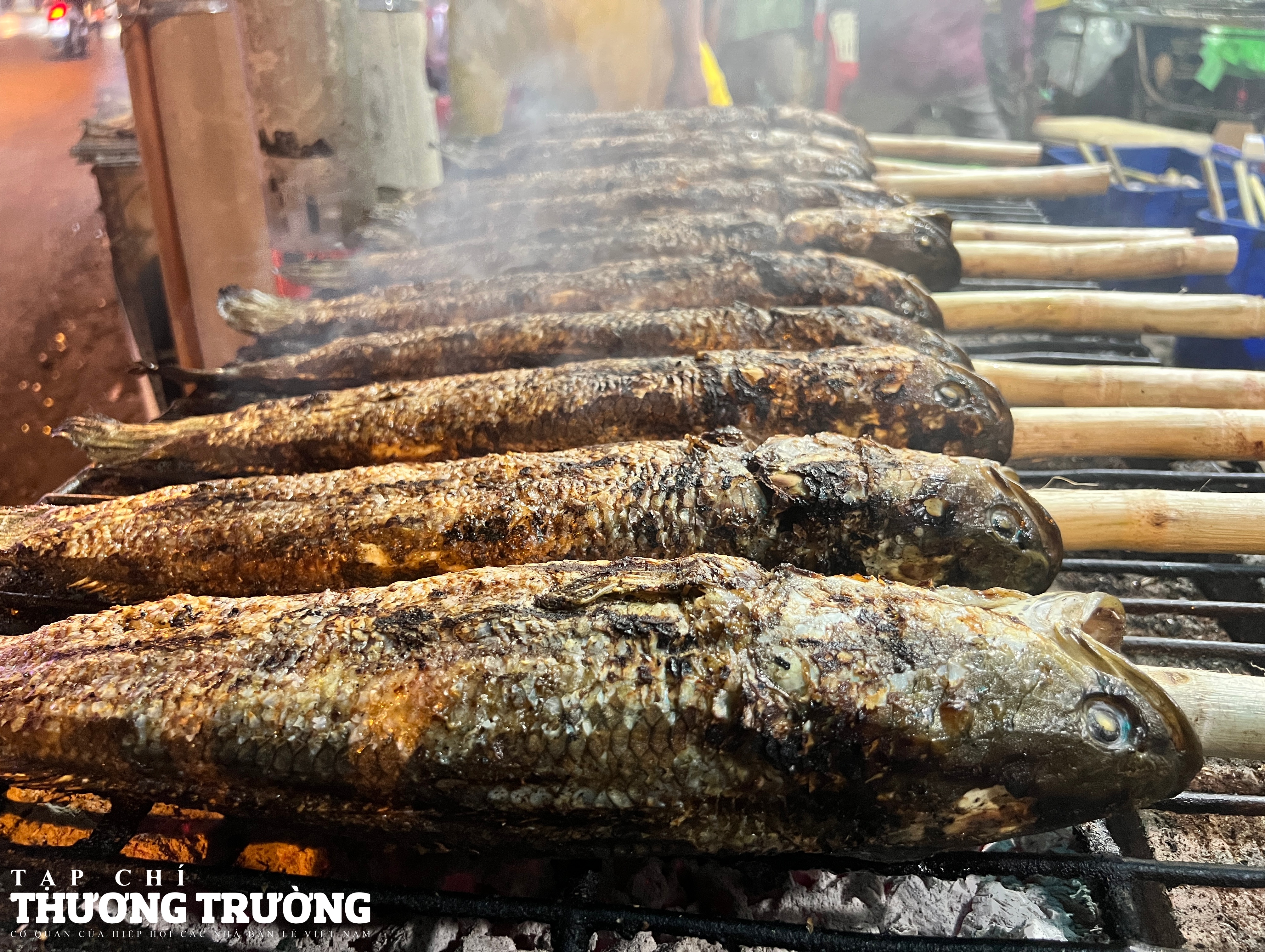 Phố “cá lóc nướng” ở TPHCM nổi lửa xuyên đêm trước ngày vía Thần Tài