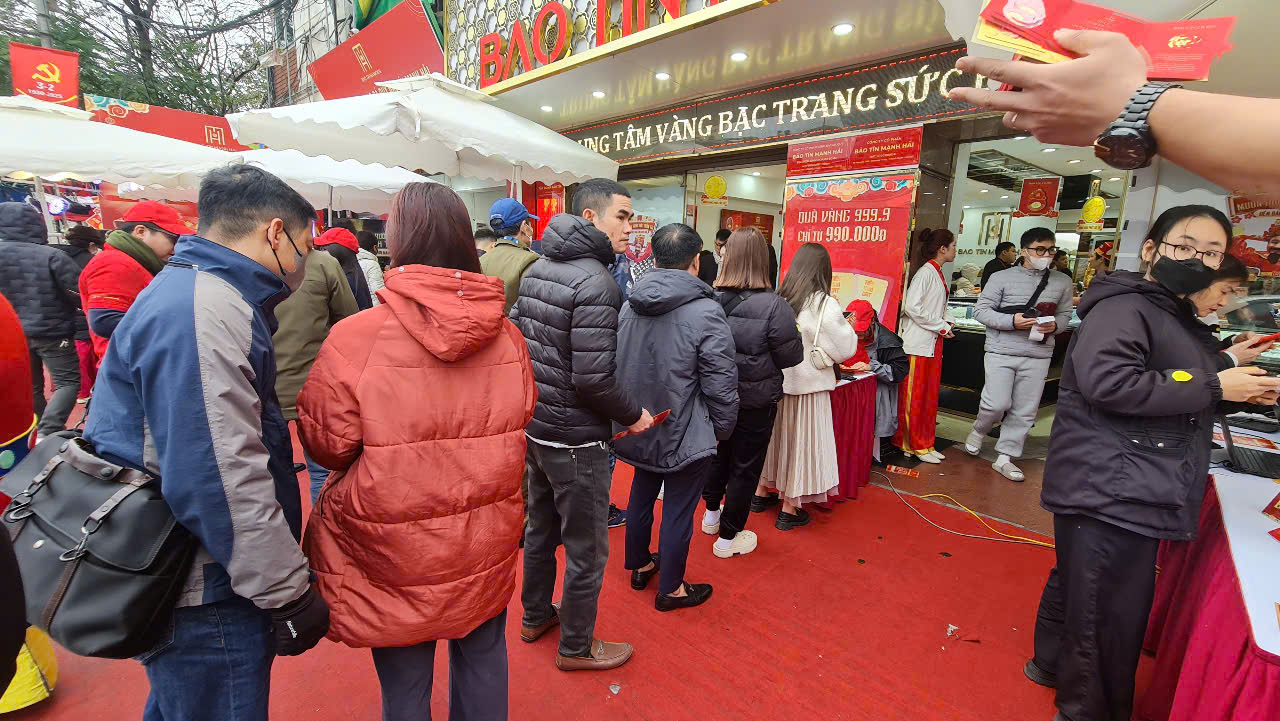 Mua vàng ngày vía Thần Tài Cơ sở kinh doanh vàng bạc lớn đông khách, cửa hàng nhỏ lẻ đìu hiu