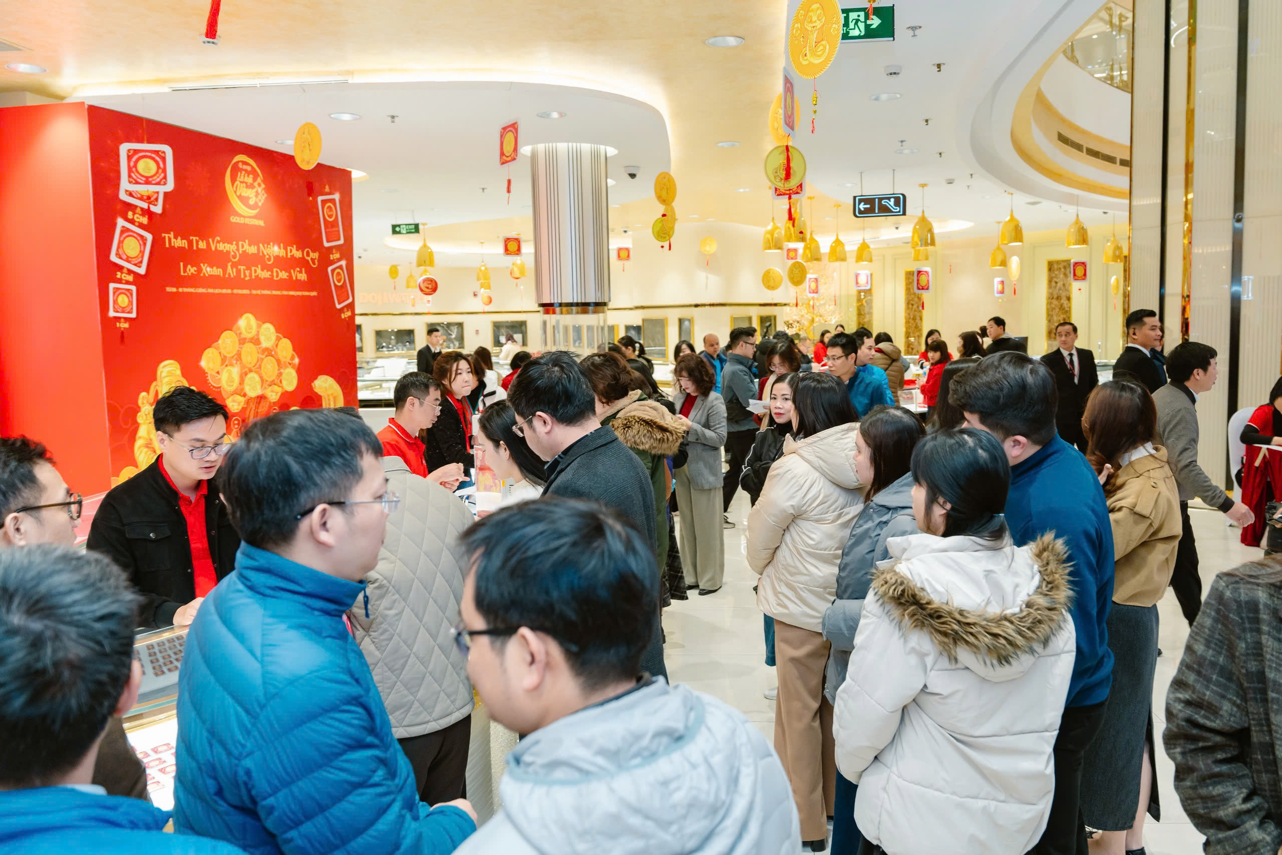 Nườm mượp người mua vàng tại Lễ hội Vàng DOJI dịp Thần Tài