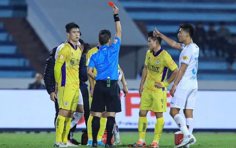 HLV Kim Sang-sik đứng ngồi không yên với dàn sao tuyển Việt Nam