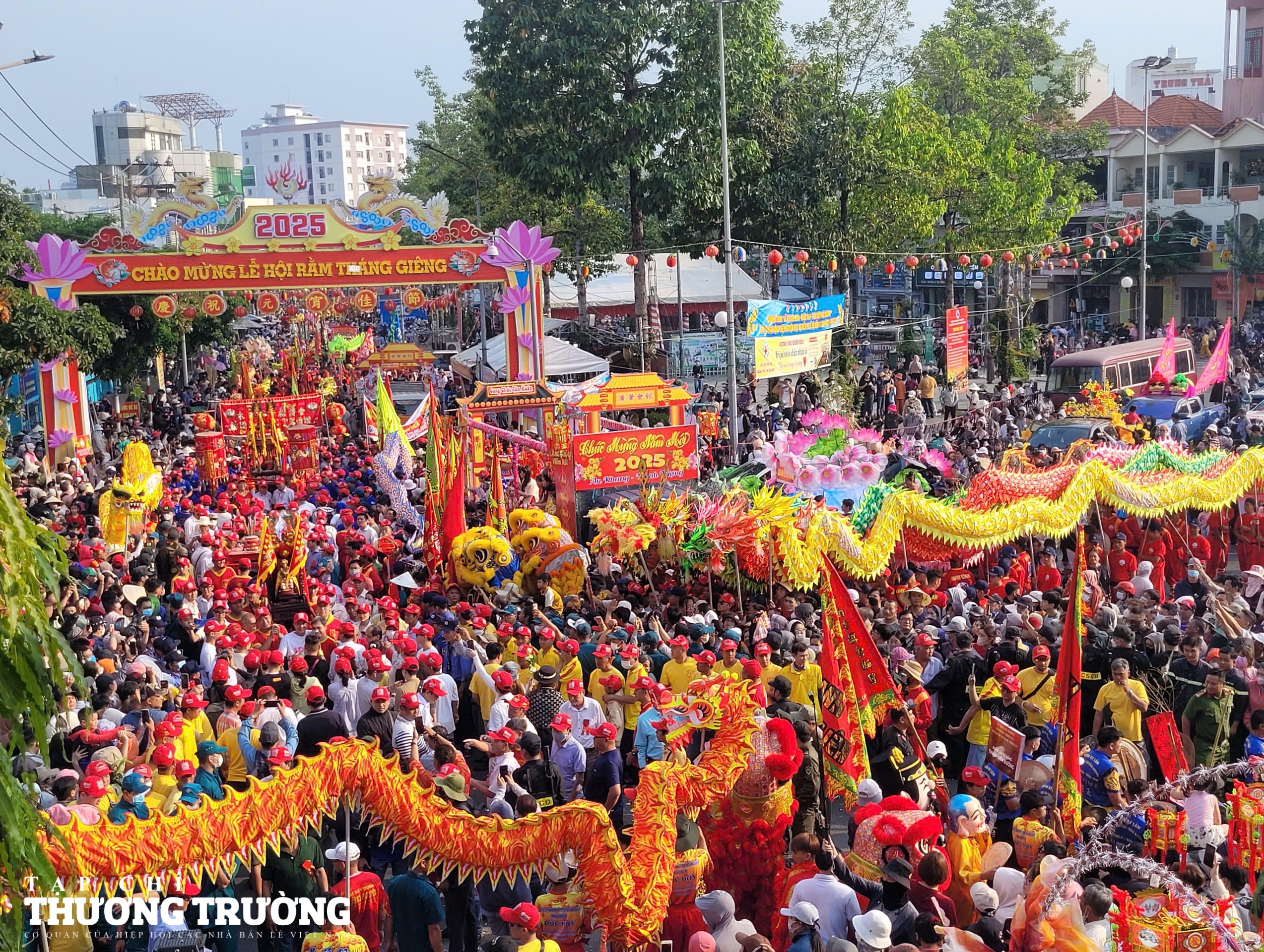 Hàng ngàn người tham dự lễ rước kiệu Bà Thiên Hậu tại Bình Dương