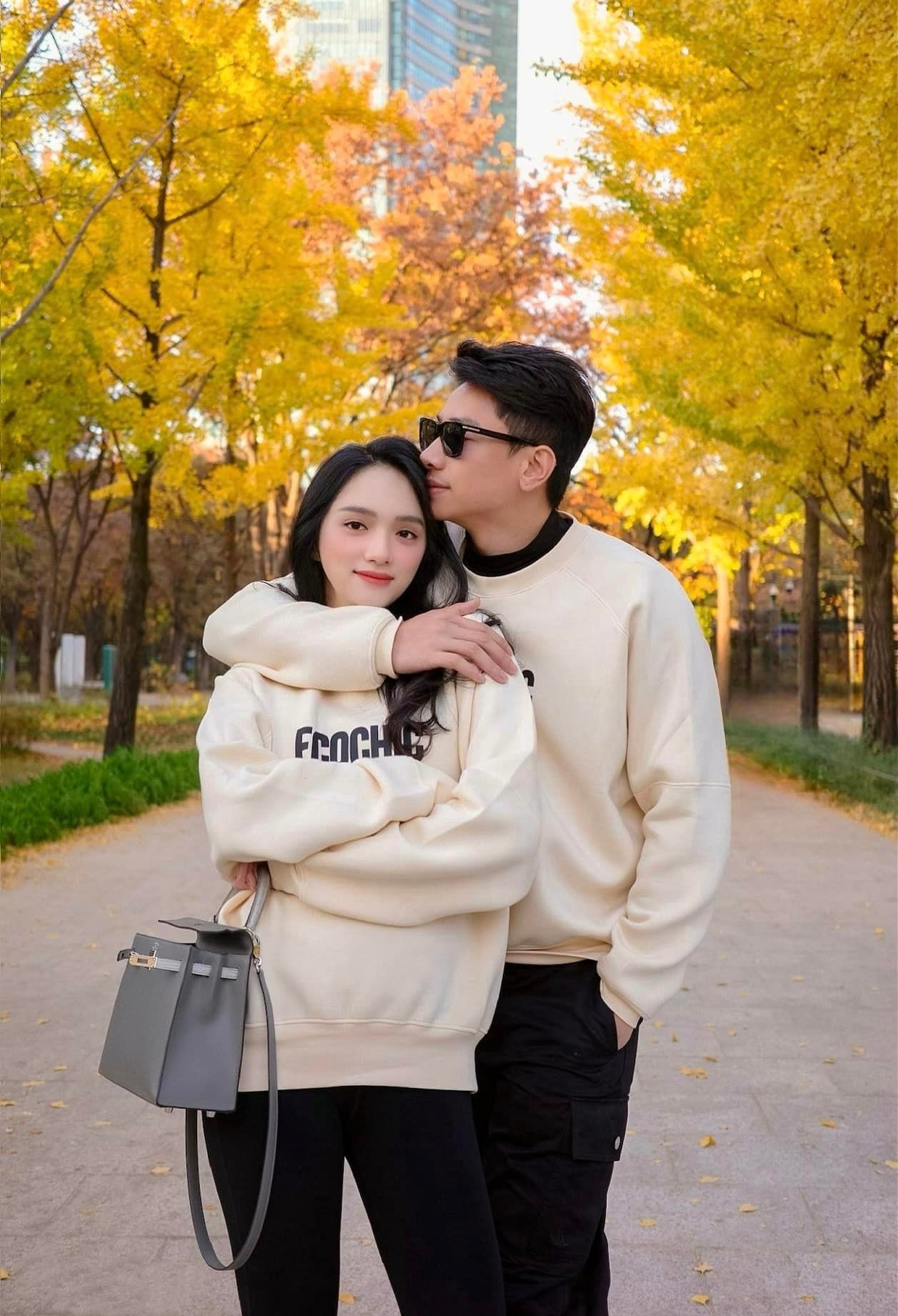 Gu thời trang cực ăn ý của Hương Giang và bạn trai kém 3 tuổi