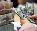 Nguyên nhân nào khiến tỷ giá ngân hàng tăng mạnh vượt giá USD tự do 