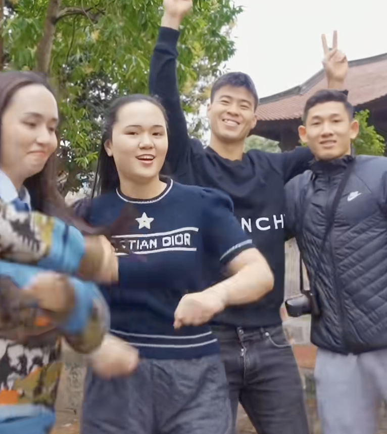 Vợ Duy Mạnh gây tranh cãi với khoảnh khắc kém sang, bị nhận xét kẻ hủy diệt đồ hiệu