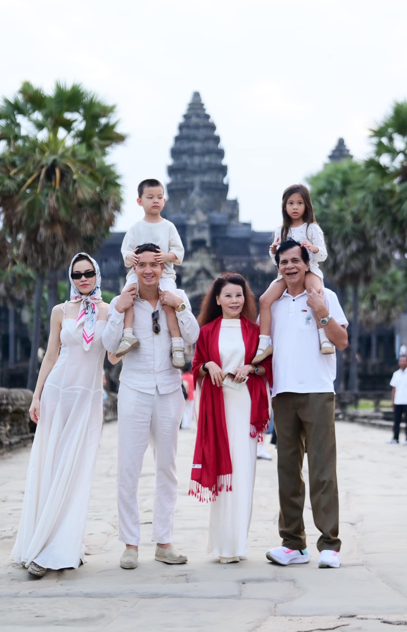 Hà Hồ khoe ảnh gia đình đi du lịch đẹp như phim, 2 bà thông gia chiếm spotlight