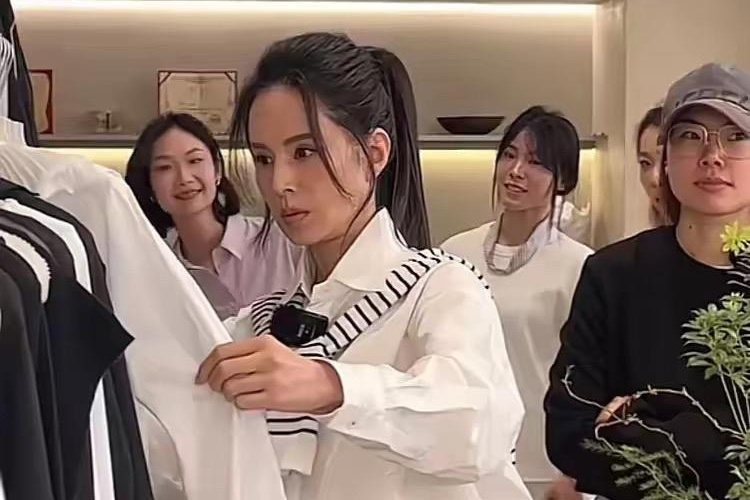 Cận cảnh nhan sắc Lý Nhược Đồng U60 qua cam thường