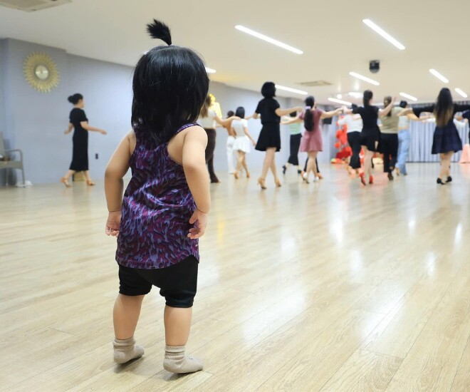 Con gái Khánh Thi - Phan Hiển mới 1 tuổi đã ra dáng kiện tướng dancesport, cử chỉ như bà cụ non