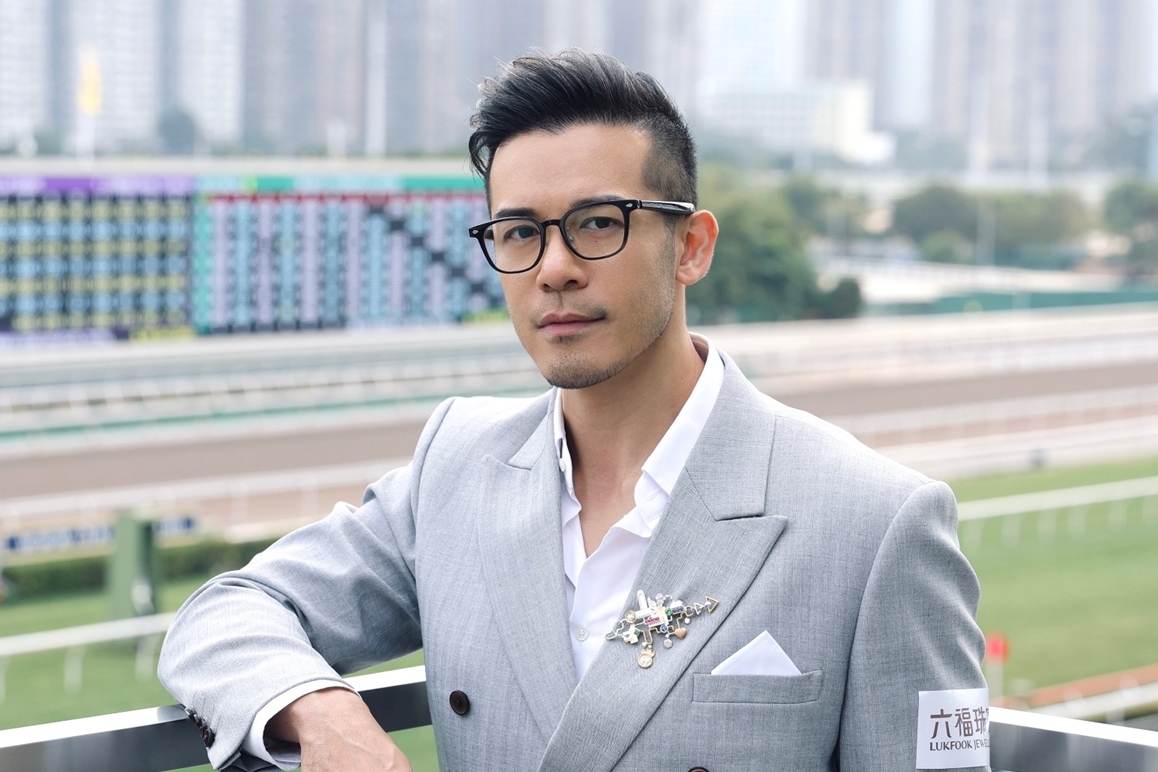 Nam thần TVB một thời Thẩm Chấn Hiên lái xe công nghệ kiếm sống