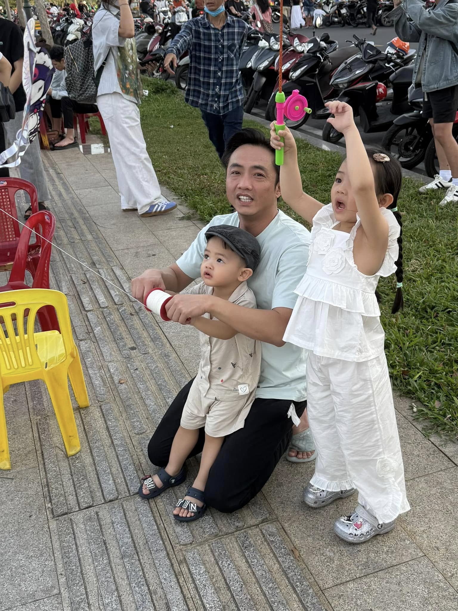 Cường Đô La chăm con khéo léo gia đình được nhận xét ‘bốn mặt như một’