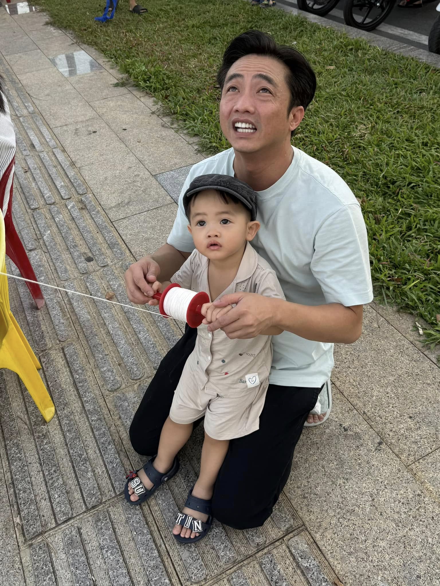 Cường Đô La chăm con khéo léo gia đình được nhận xét ‘bốn mặt như một’