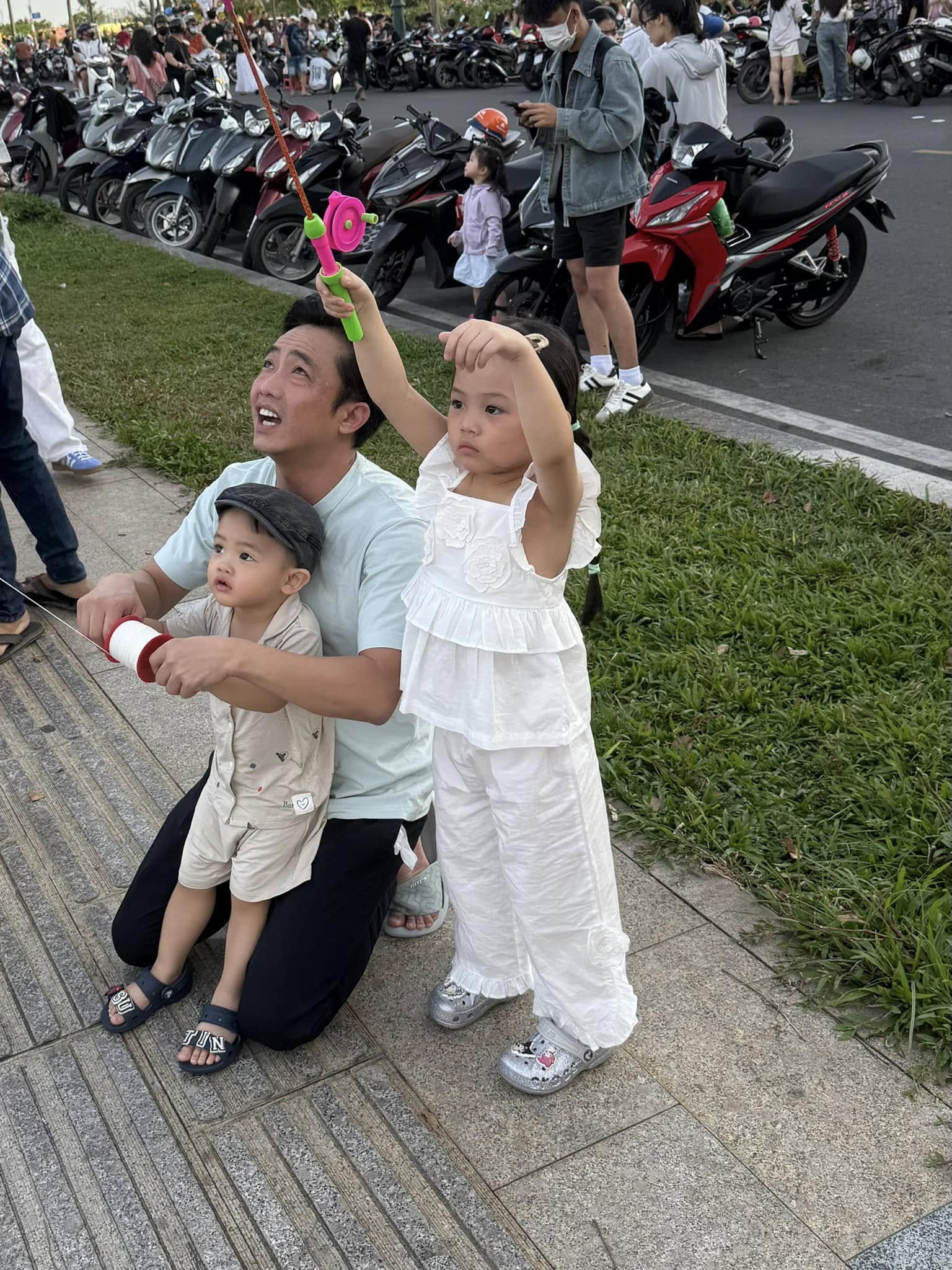 Cường Đô La chăm con khéo léo, gia đình được nhận xét ‘bốn mặt như một’